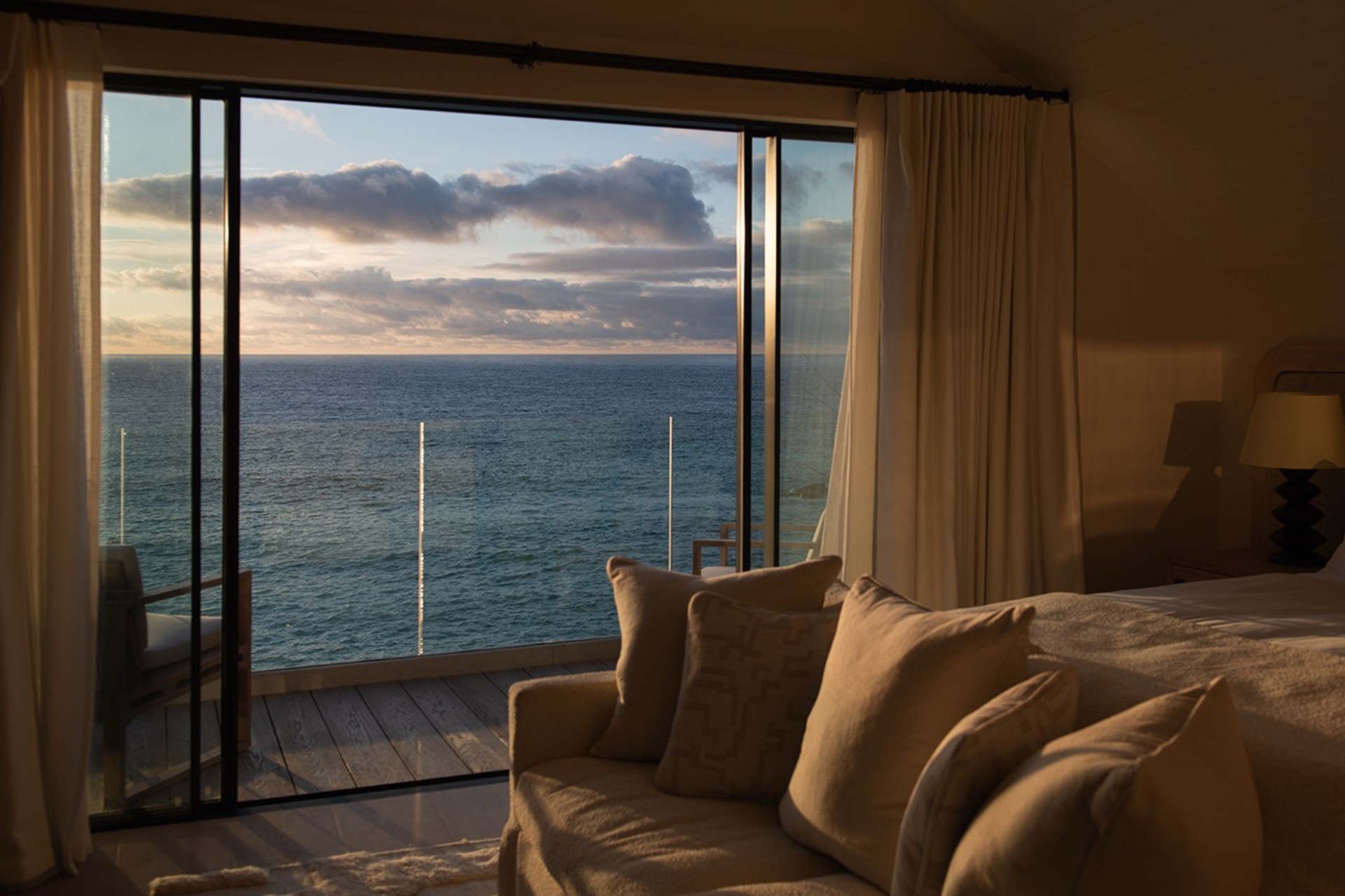 st-ives-beachfront-penthouse_penthouse_st-ives-england-uk_interior-view-bedroom.jpg