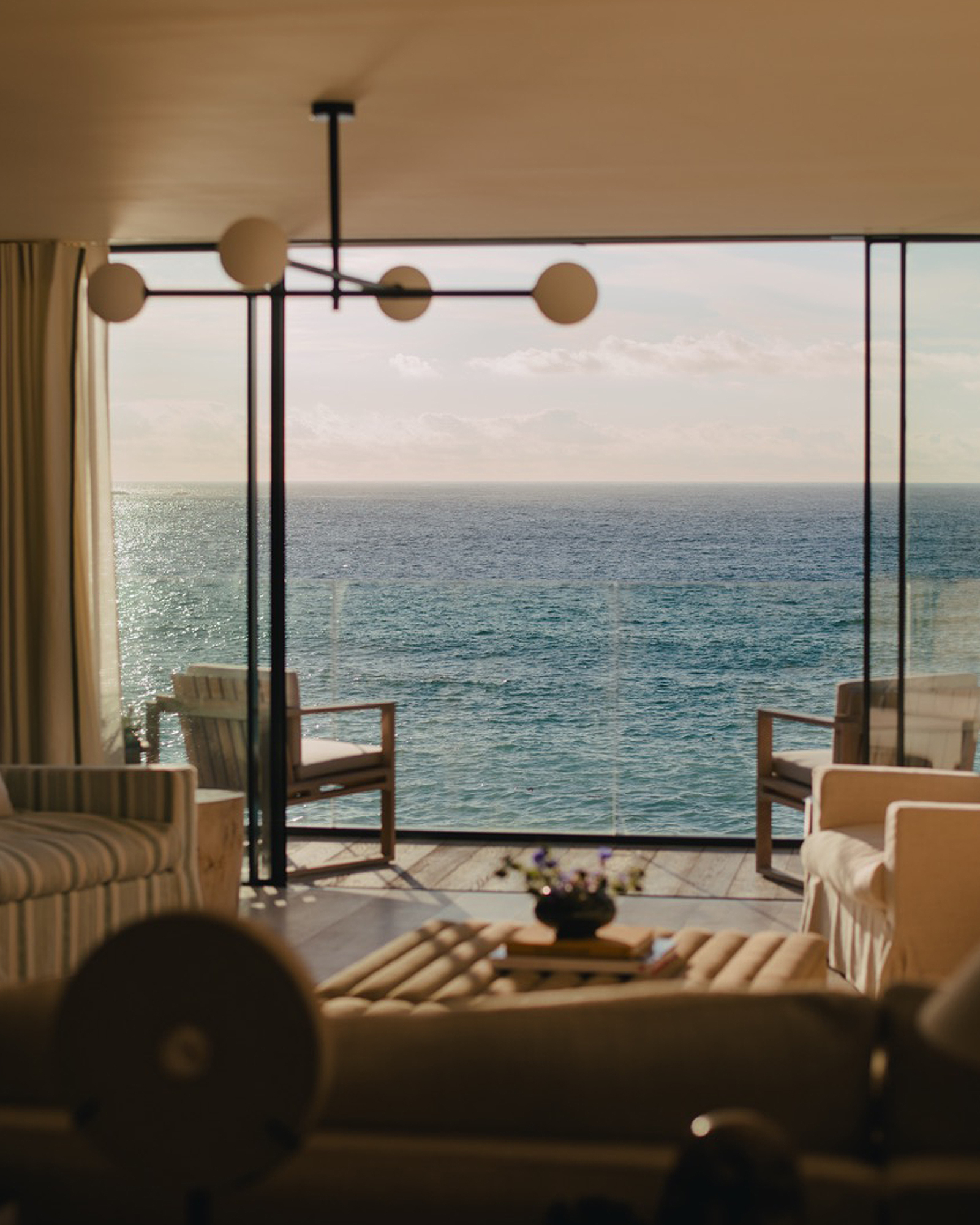 st-ives-beachfront-penthouse_penthouse_st-ives-england-uk_interior-view-lamp.jpg