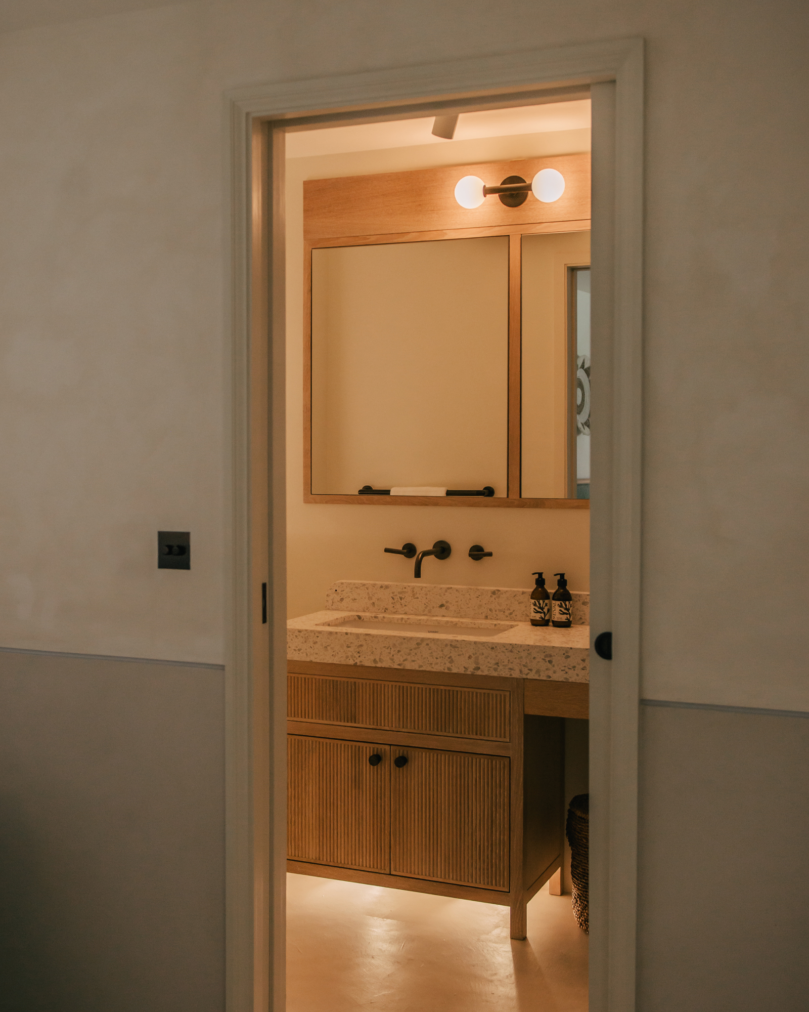 st-ives-beachfront-apartment_apartment_england-uk_interior-bath-room.jpg