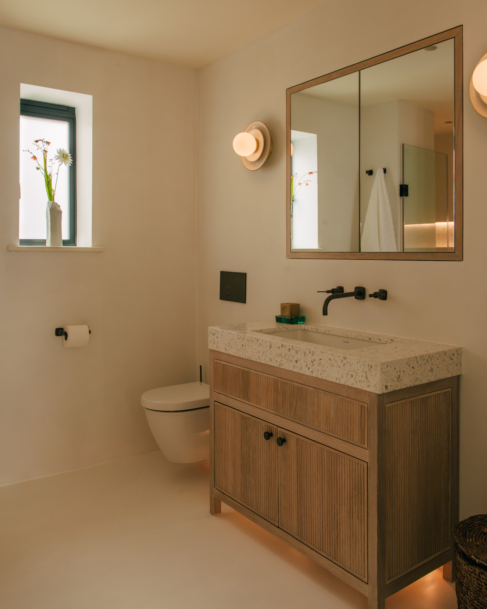 st-ives-beachfront-apartment_apartment_england-uk_interior-bathroom.jpg