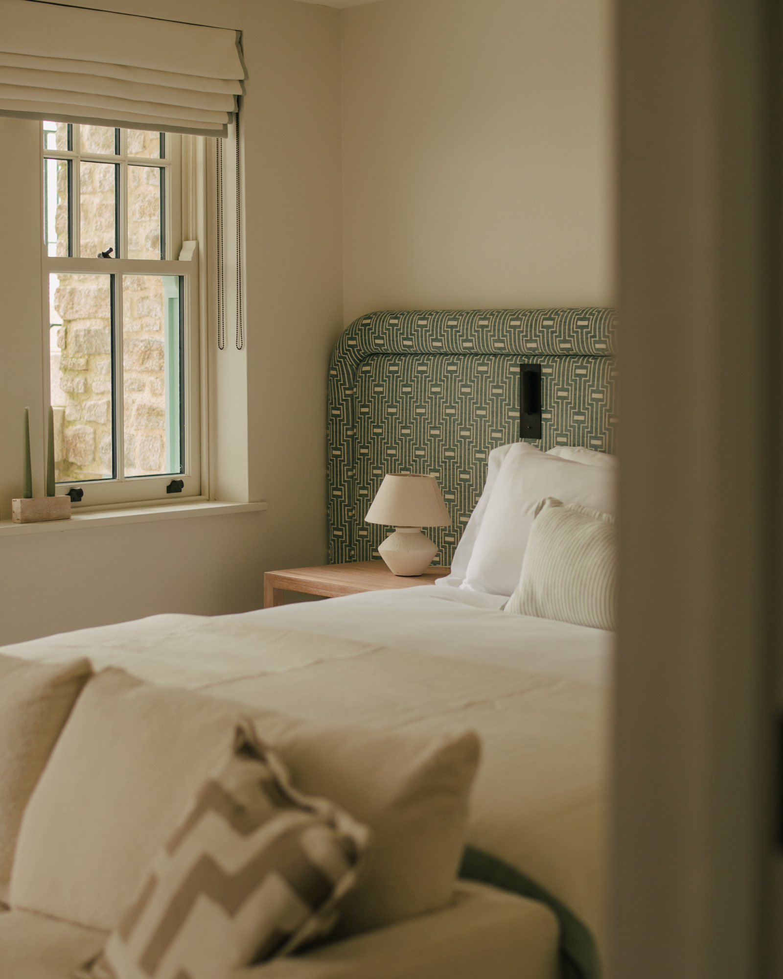 st-ives-beachfront-apartment_apartment_england-uk_interior-bed.jpg
