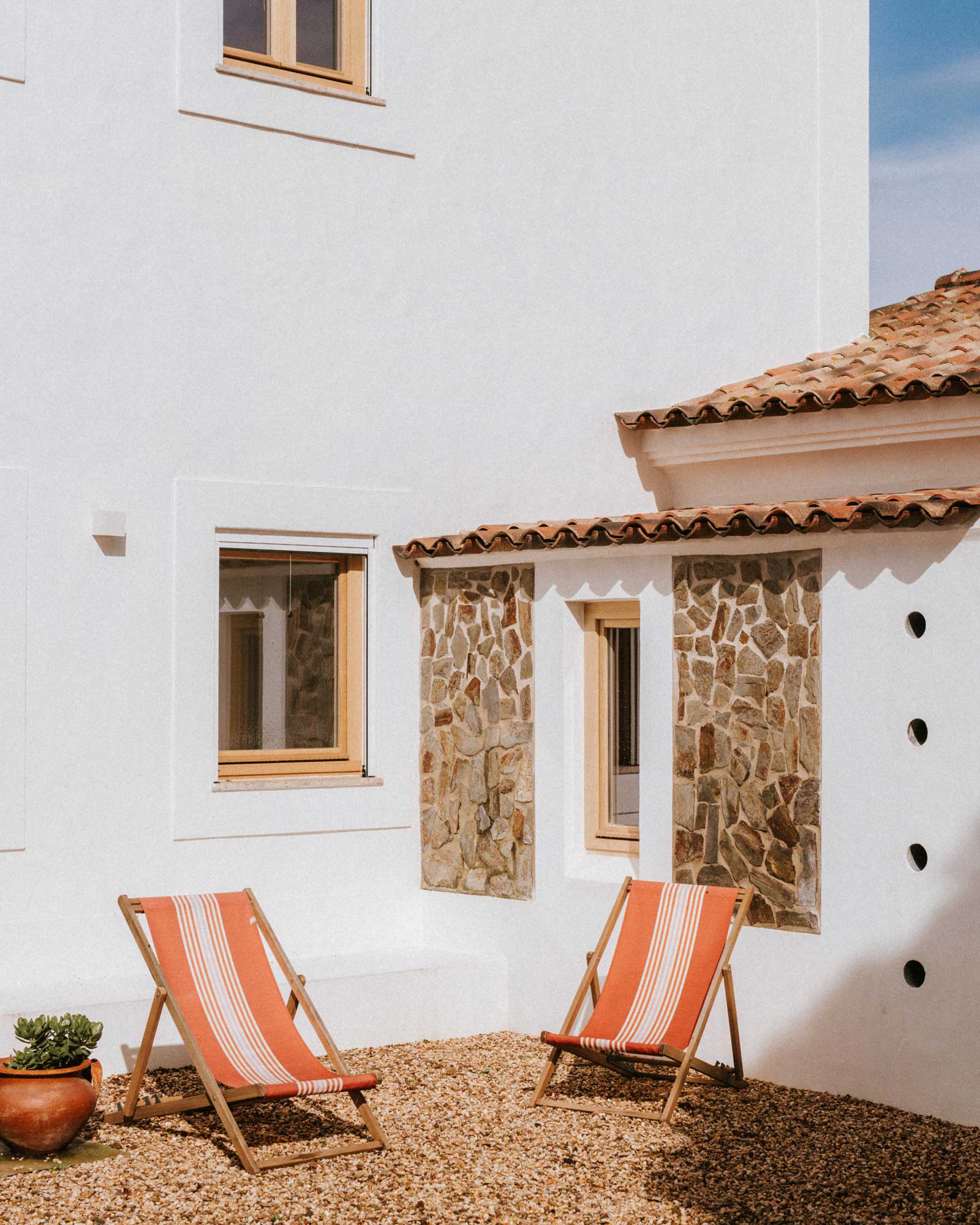 casa-pinhal-melides_villa_melides-portugal_exterior-chairs.jpg
