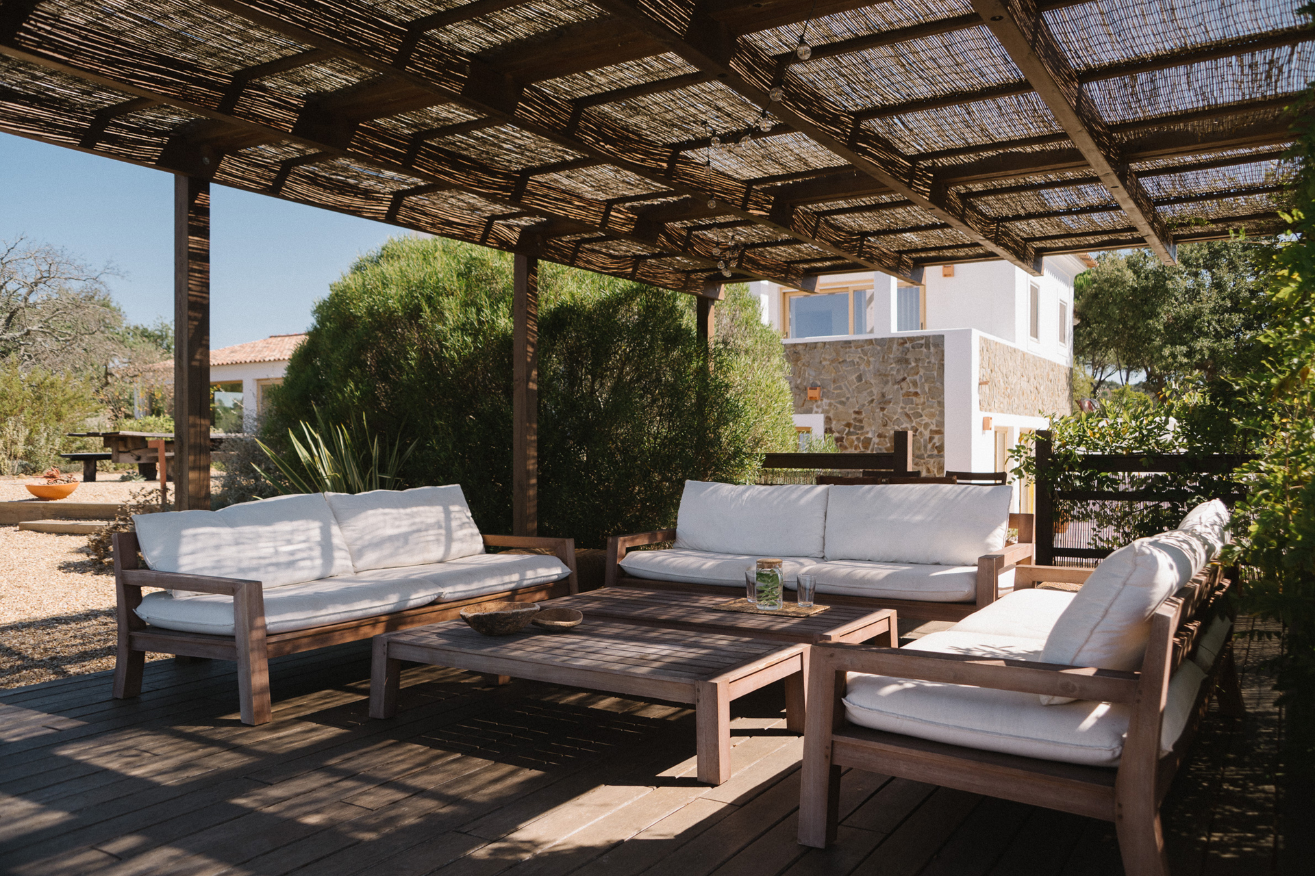 casa-pinhal-melides_villa_melides-setubal-portugal_exterior-terrace-seating.jpg