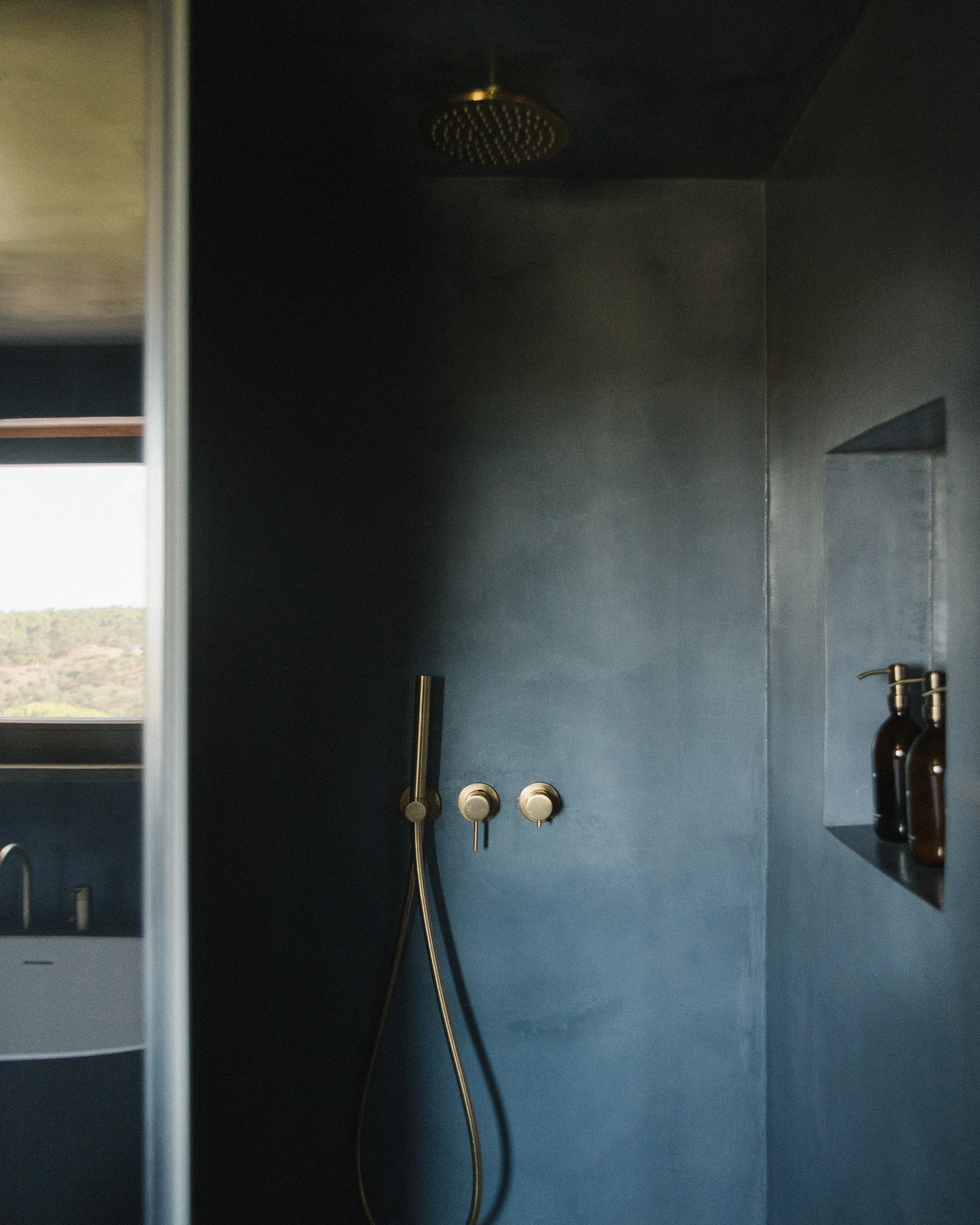 casa-pinhal-melides_villa_melides-setubal-portugal_interior-bathroom-shower.jpg