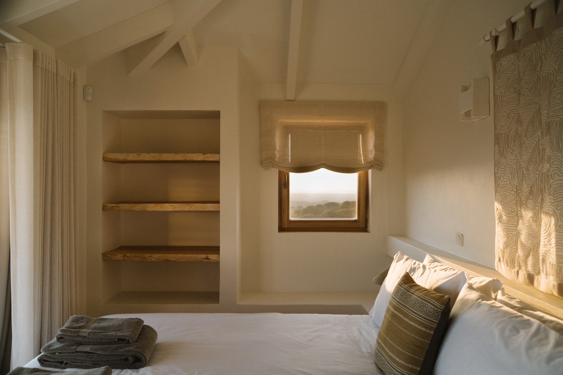 casa-pinhal-melides_villa_melides-setubal-portugal_interior-bed.jpg