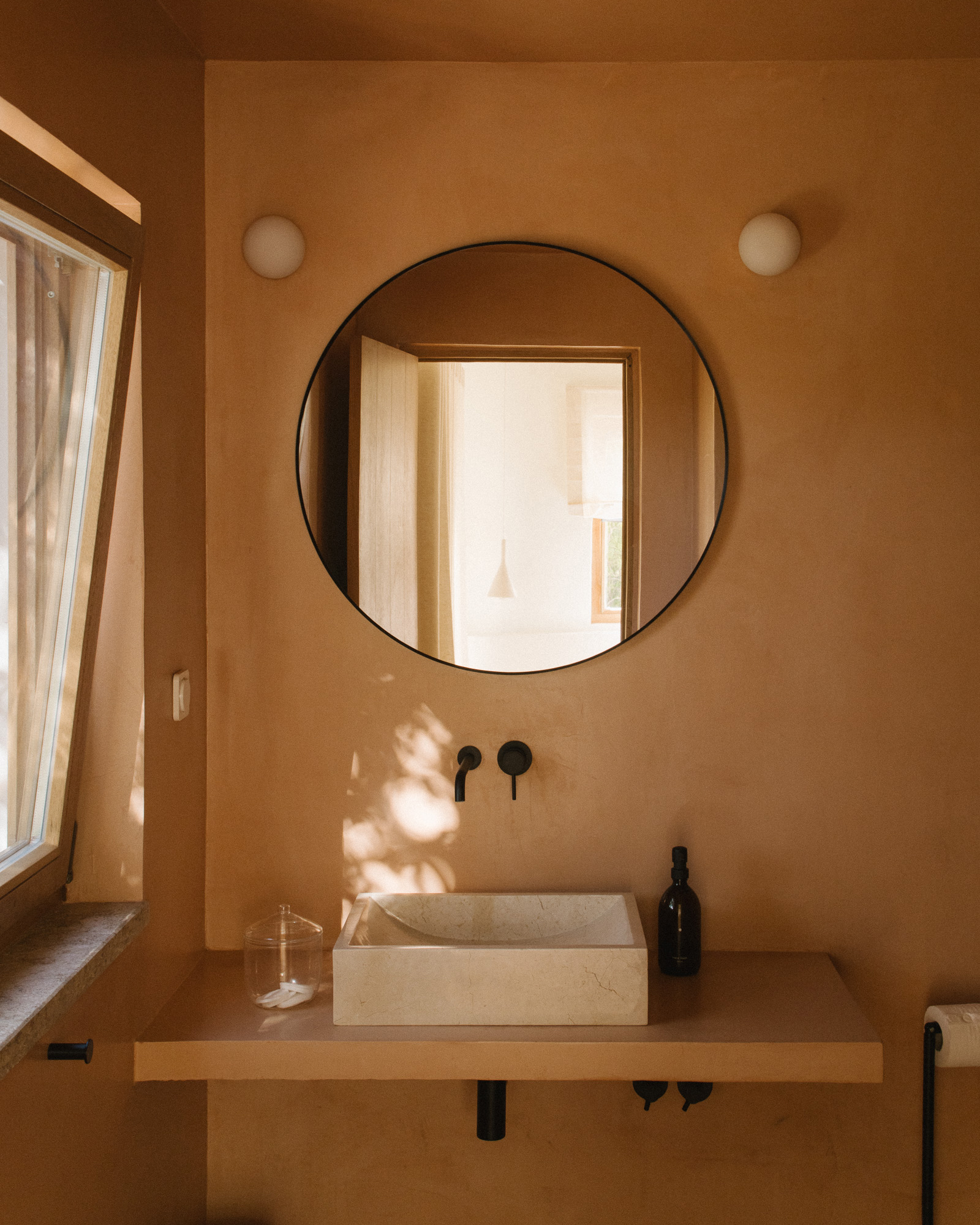 casa-pinhal-melides_villa_melides-setubal-portugal_interior-orange-bathroom.jpg