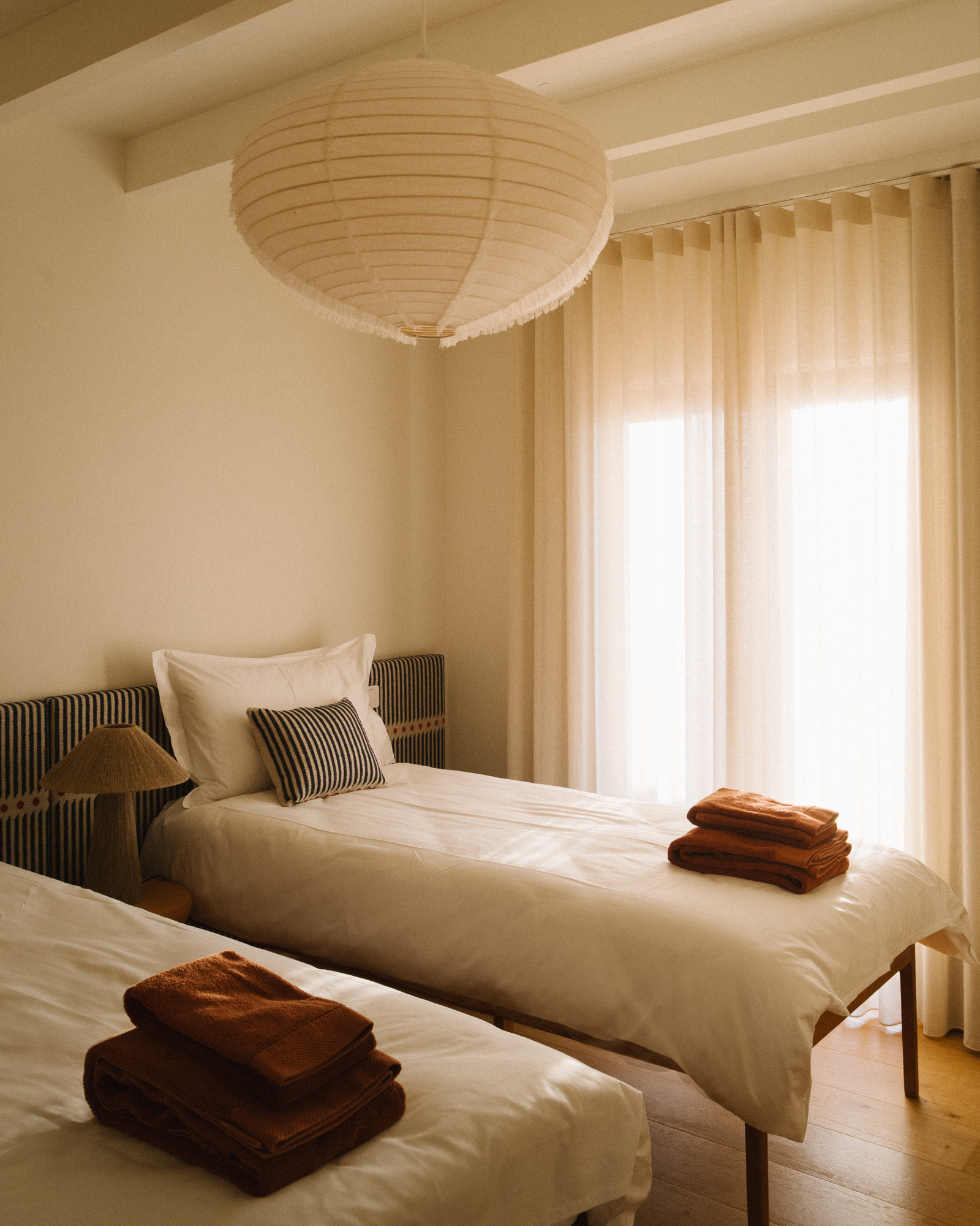 casa-pinhal-melides_villa_melides-setubal-portugal_interior-two-beds.jpg