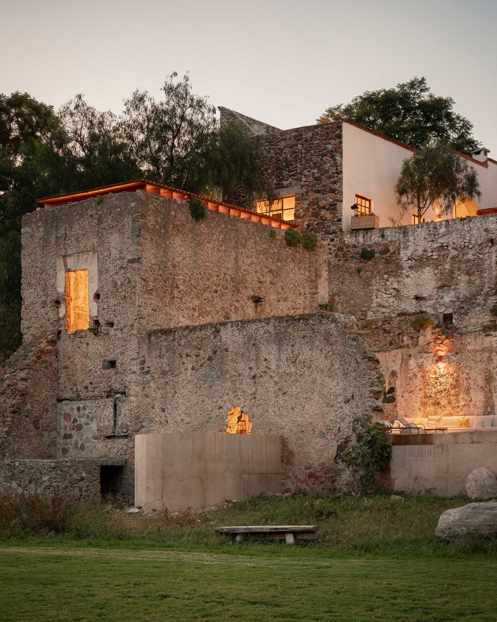 hacienda-el-aguacate_house_tequisquiapan-queretaro-mexico_exterior-night.jpg
