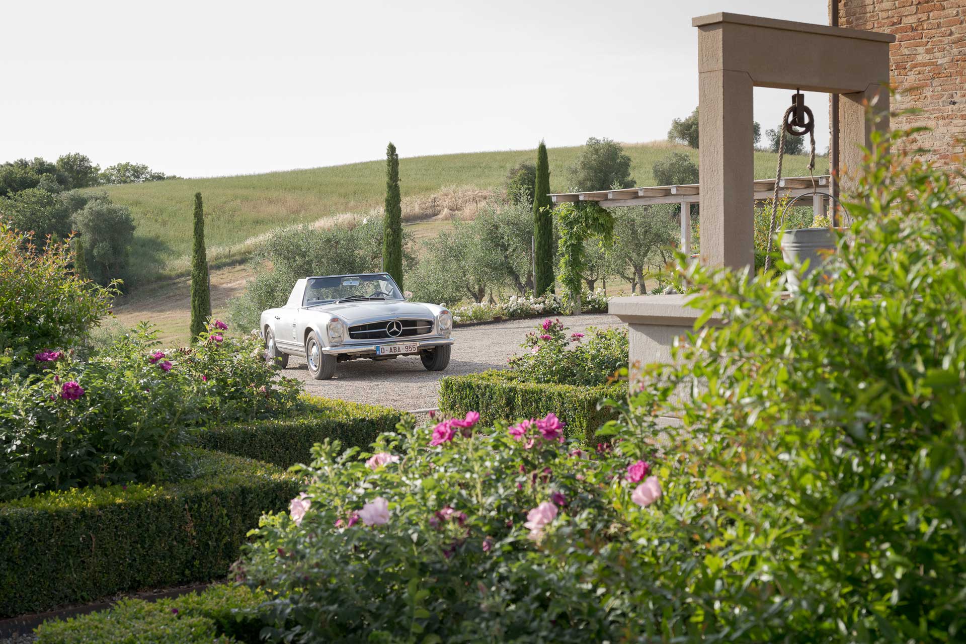 il-mandorlo-by-boutique_country-house_umbria-italy_exterior-car.jpg