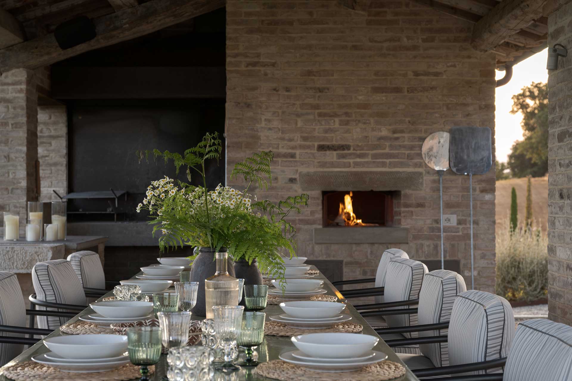 il-mandorlo-by-boutique_country-house_umbria-italy_exterior-design-table.jpg