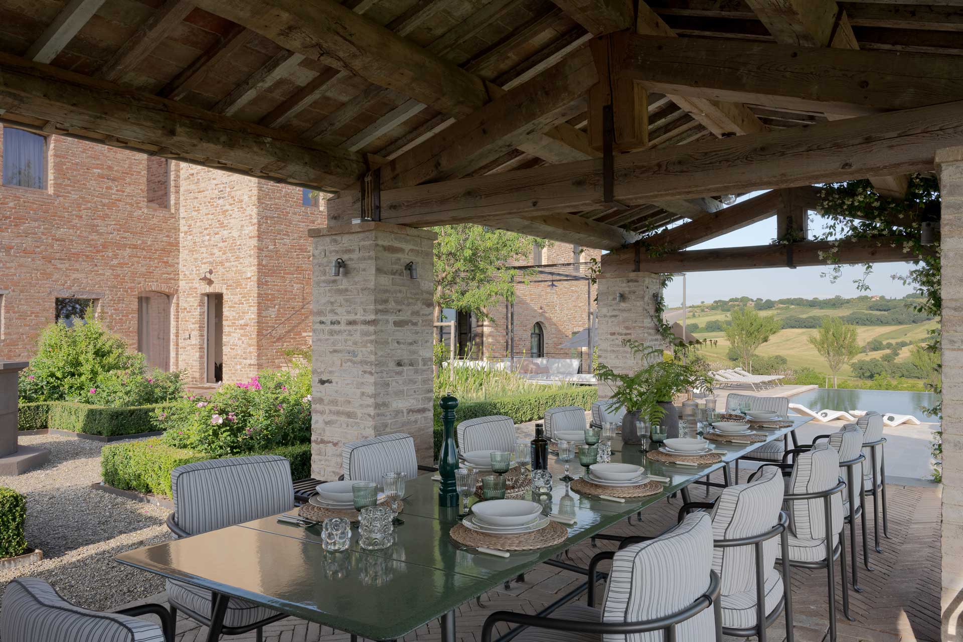 il-mandorlo-by-boutique_country-house_umbria-italy_exterior-dining-table.jpg