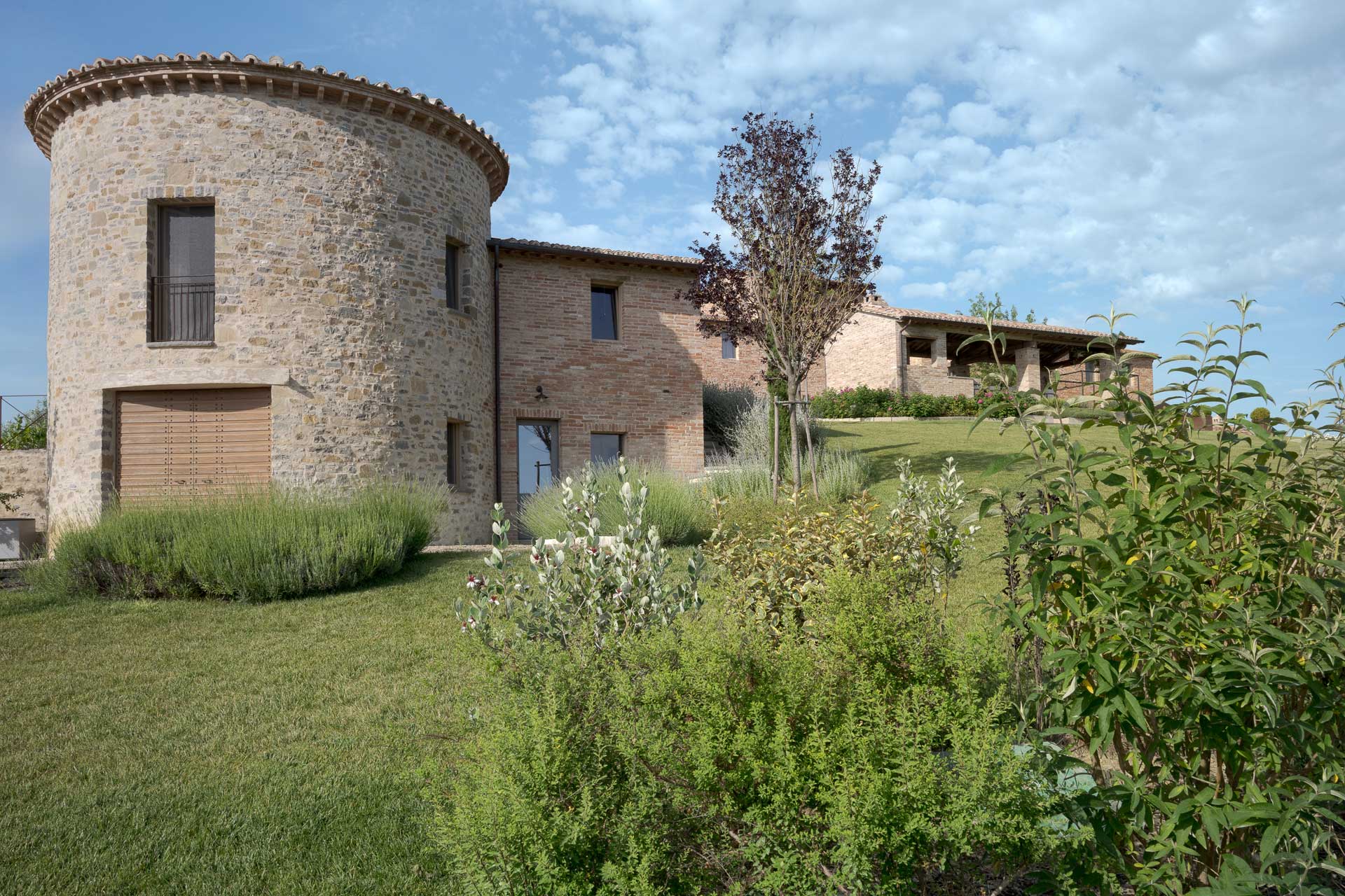 il-mandorlo-by-boutique_country-house_umbria-italy_exterior-facade-design-detail.jpg