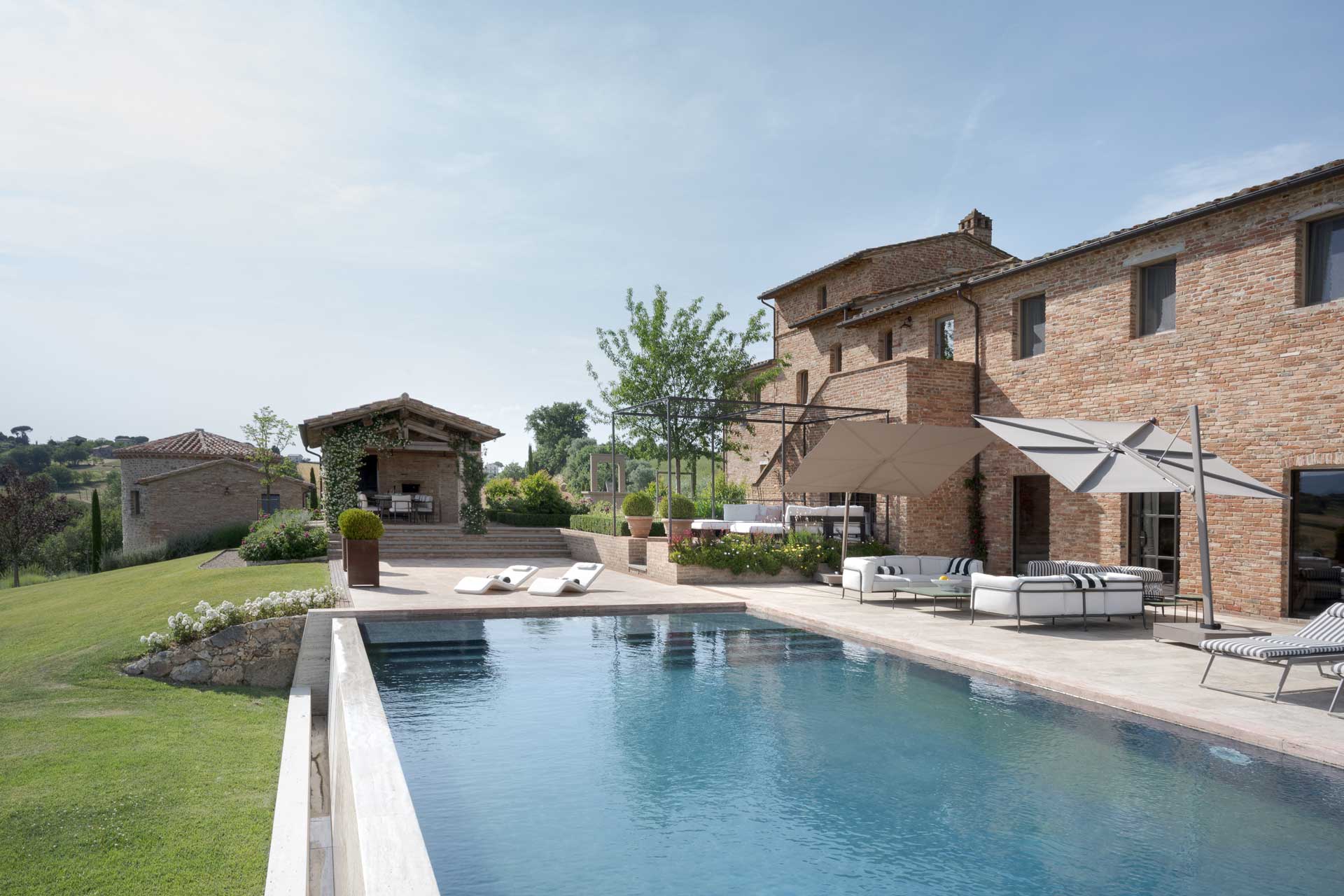 il-mandorlo-by-boutique_country-house_umbria-italy_exterior-pool.jpg
