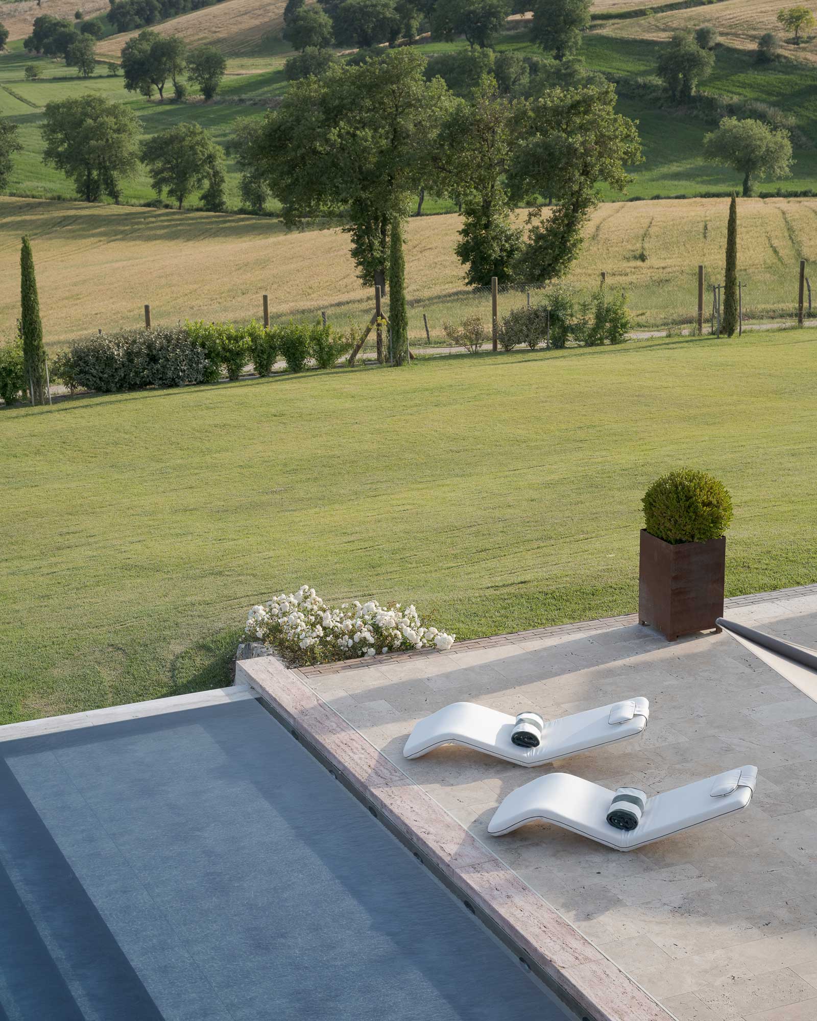 il-mandorlo-by-boutique_country-house_umbria-italy_exterior-pool-detail.jpg