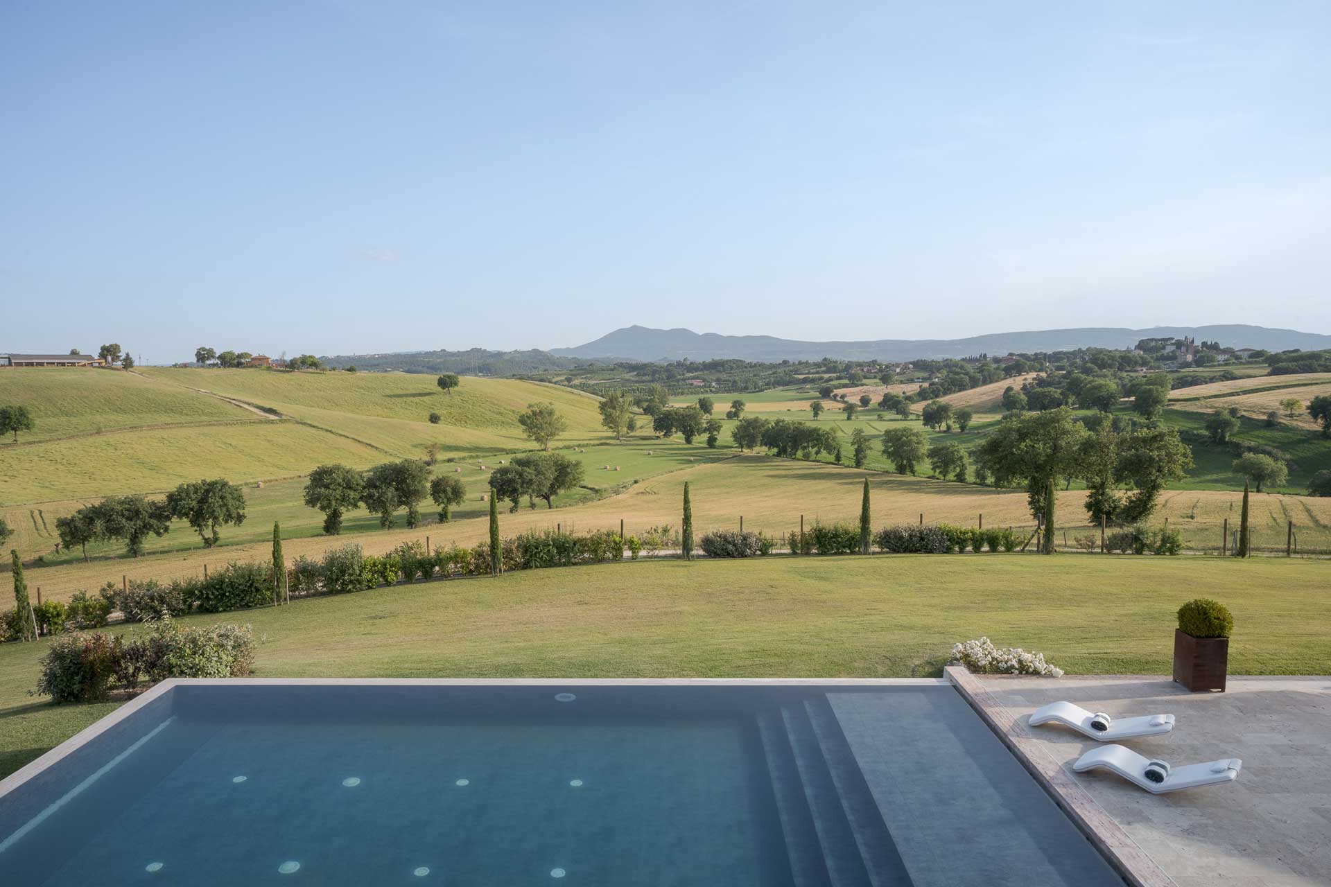 il-mandorlo-by-boutique_country-house_umbria-italy_exterior-pool-view.jpg