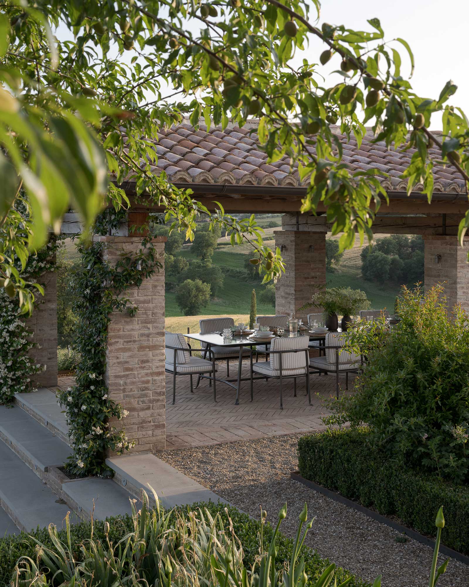 il-mandorlo-by-boutique_country-house_umbria-italy_exterior-table-terrace.jpg