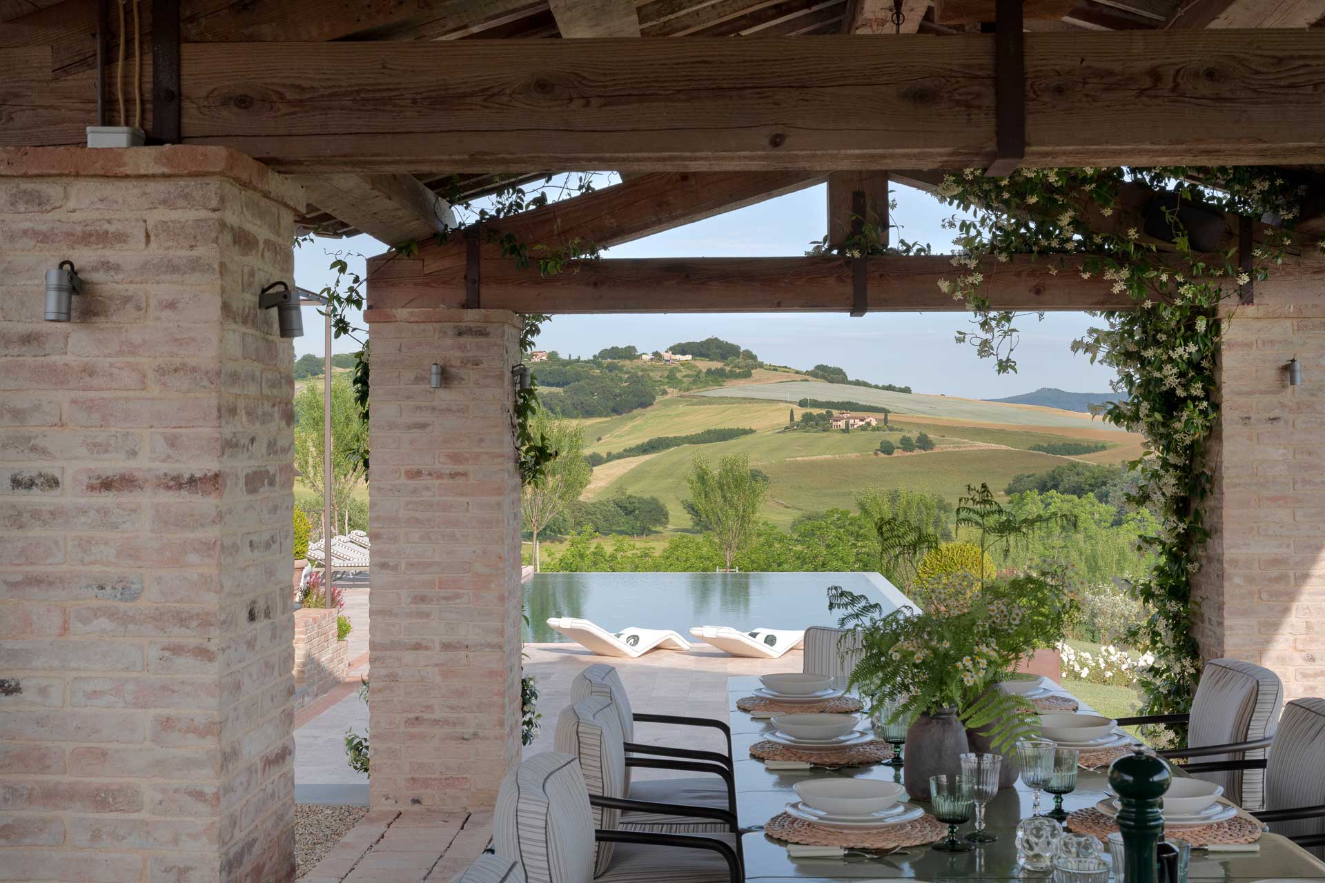il-mandorlo-by-boutique_country-house_umbria-italy_exterior-table-view.jpg