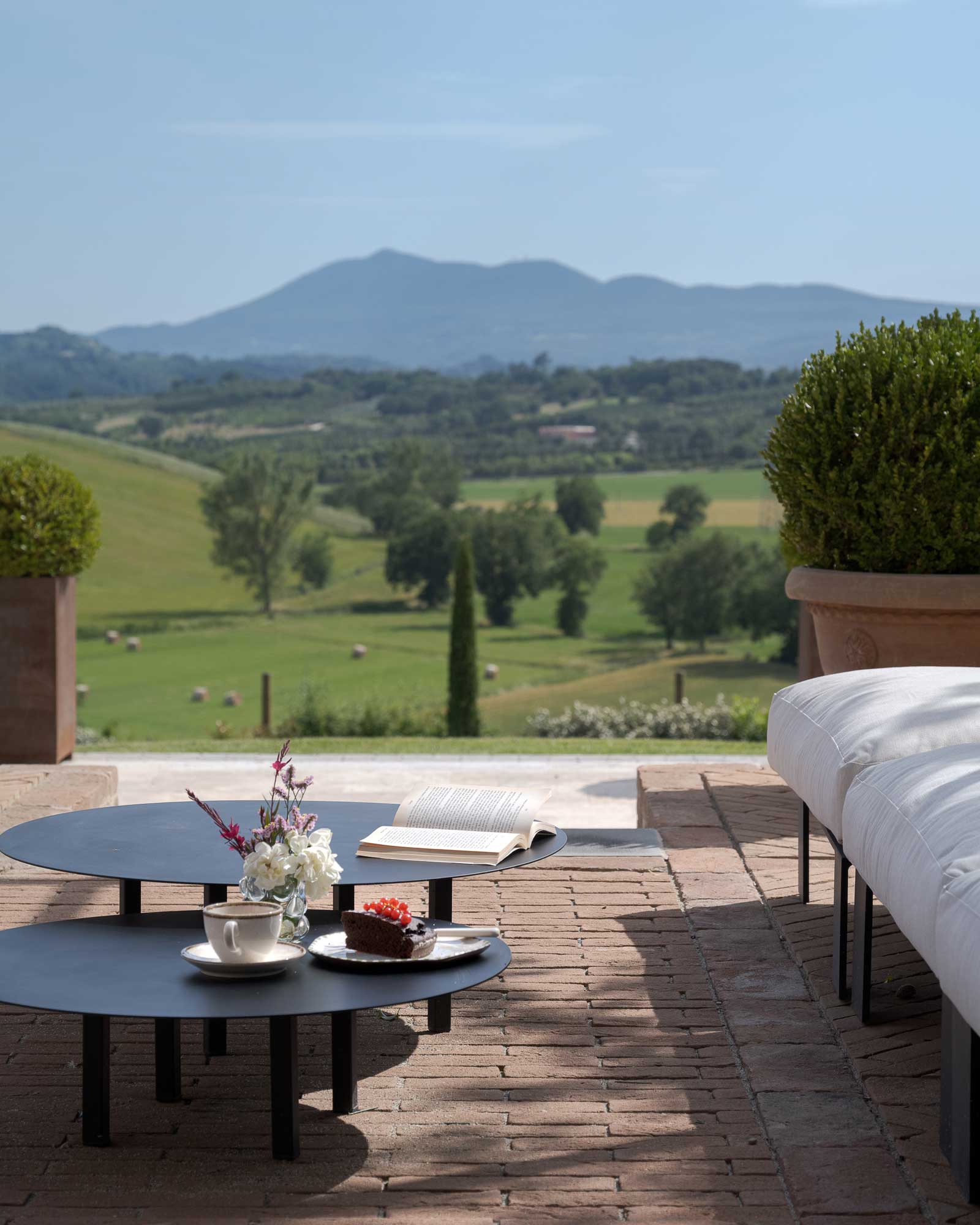 il-mandorlo-by-boutique_country-house_umbria-italy_exterior-terrace-detail.jpg