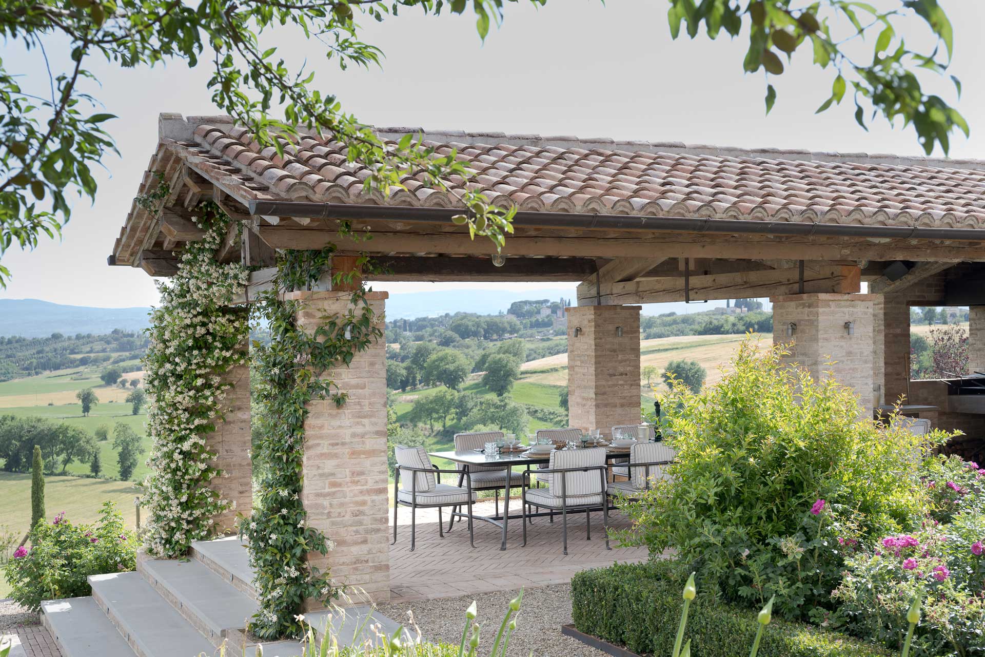 il-mandorlo-by-boutique_country-house_umbria-italy_exterior-terrace-table.jpg
