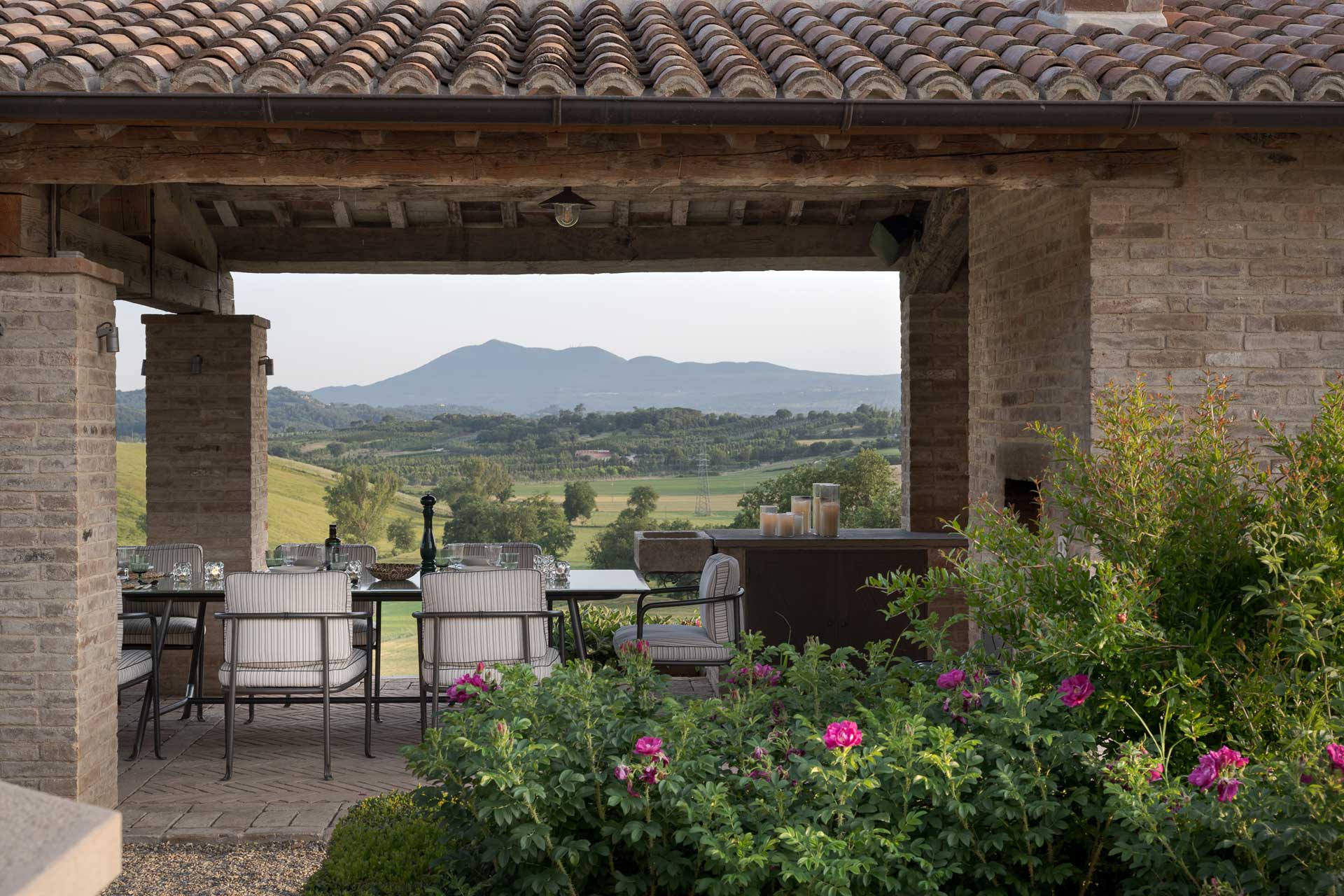 il-mandorlo-by-boutique_country-house_umbria-italy_exterior-terrace-table-view.jpg