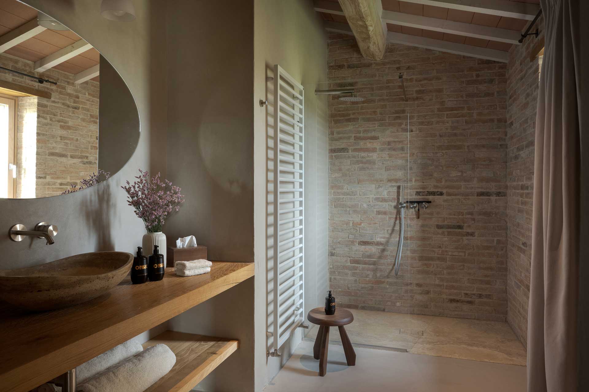 il-mandorlo-by-boutique_country-house_umbria-italy_interior-bath-room.jpg