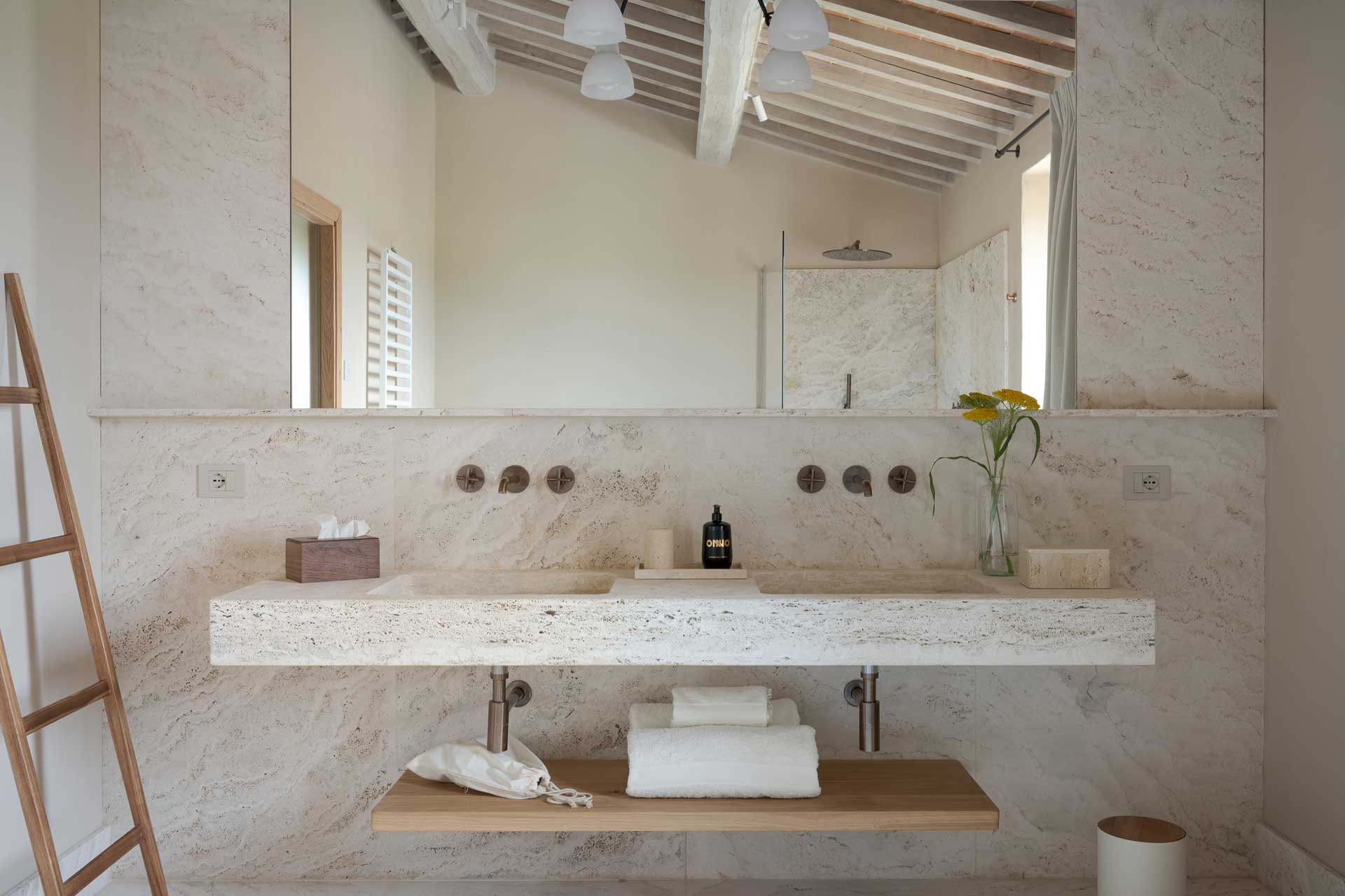 il-mandorlo-by-boutique_country-house_umbria-italy_interior-bathroom-mirror.jpg