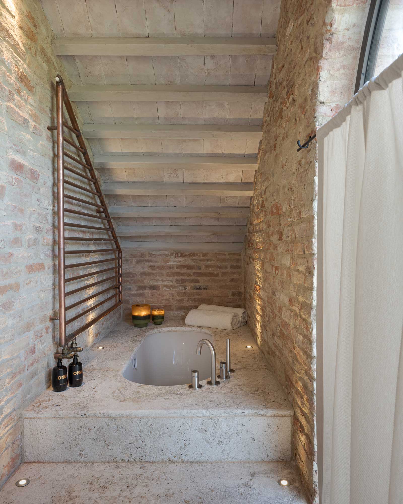 il-mandorlo-by-boutique_country-house_umbria-italy_interior-bathtub.jpg