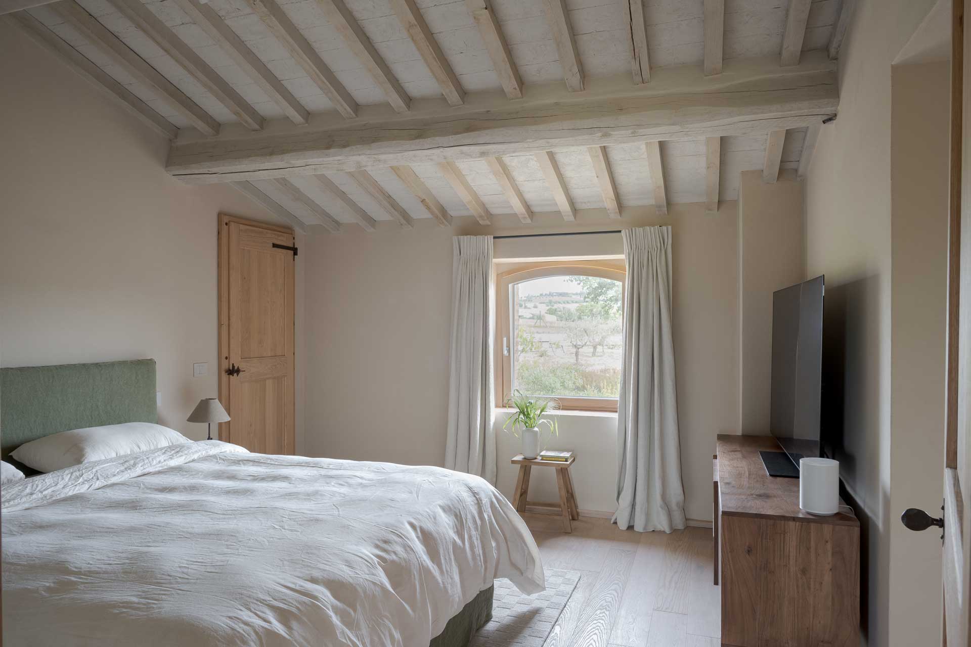 il-mandorlo-by-boutique_country-house_umbria-italy_interior-bed-room.jpg