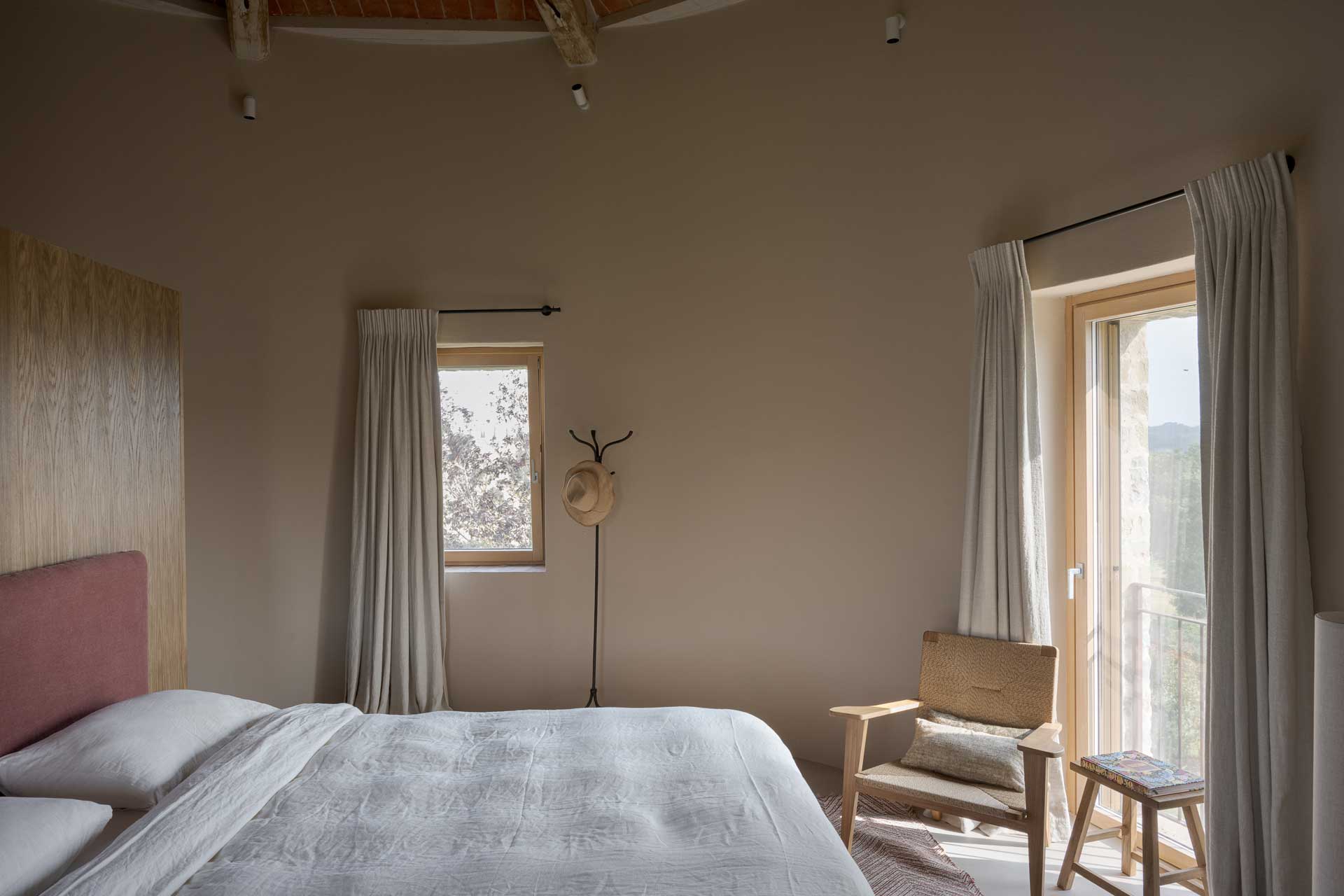 il-mandorlo-by-boutique_country-house_umbria-italy_interior-bed-room-space.jpg