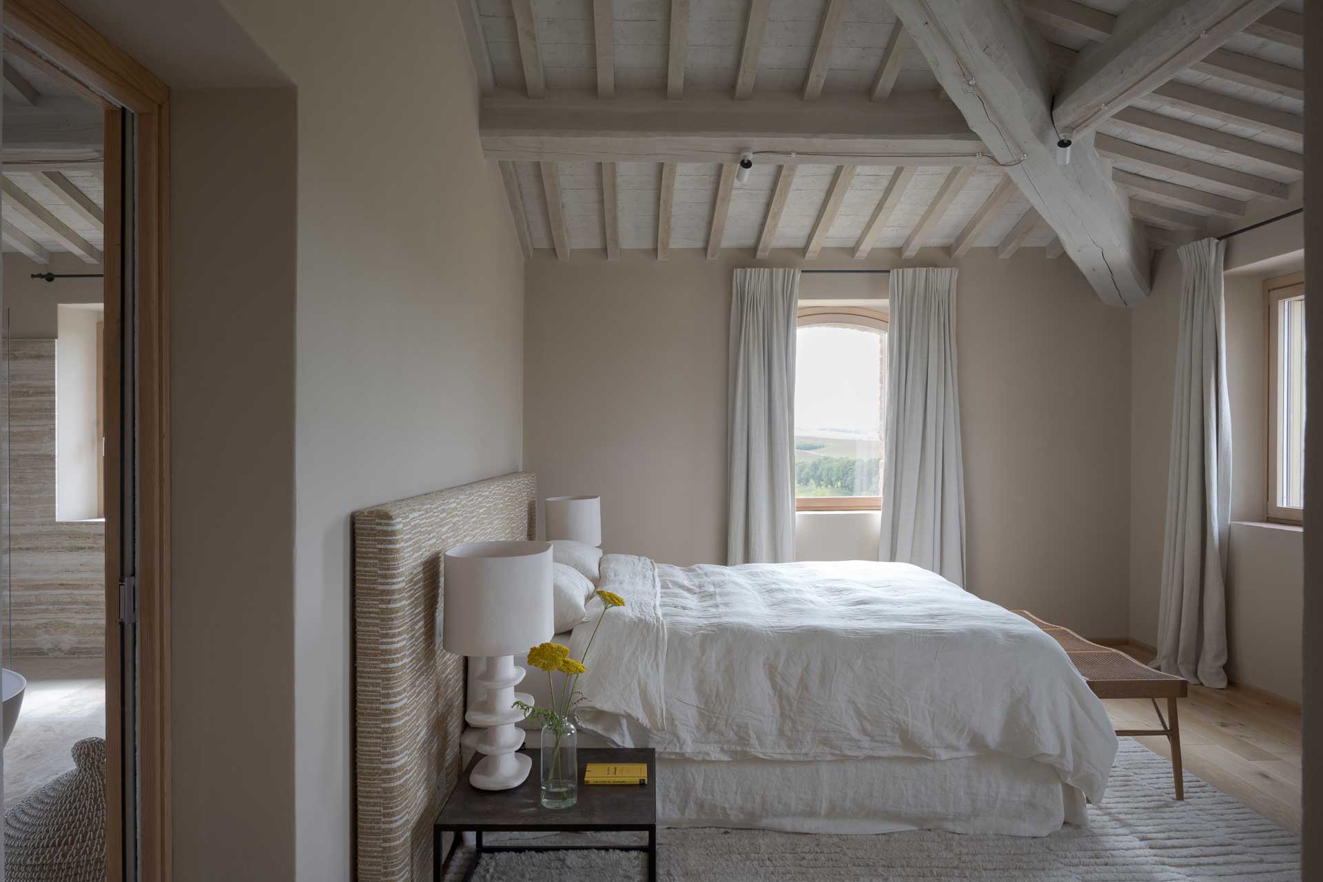 il-mandorlo-by-boutique_country-house_umbria-italy_interior-bedroom.jpg