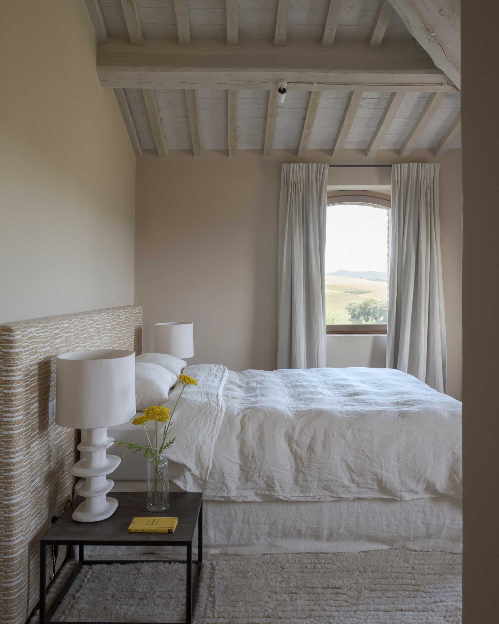 il-mandorlo-by-boutique_country-house_umbria-italy_interior-bedroom-detail.jpg