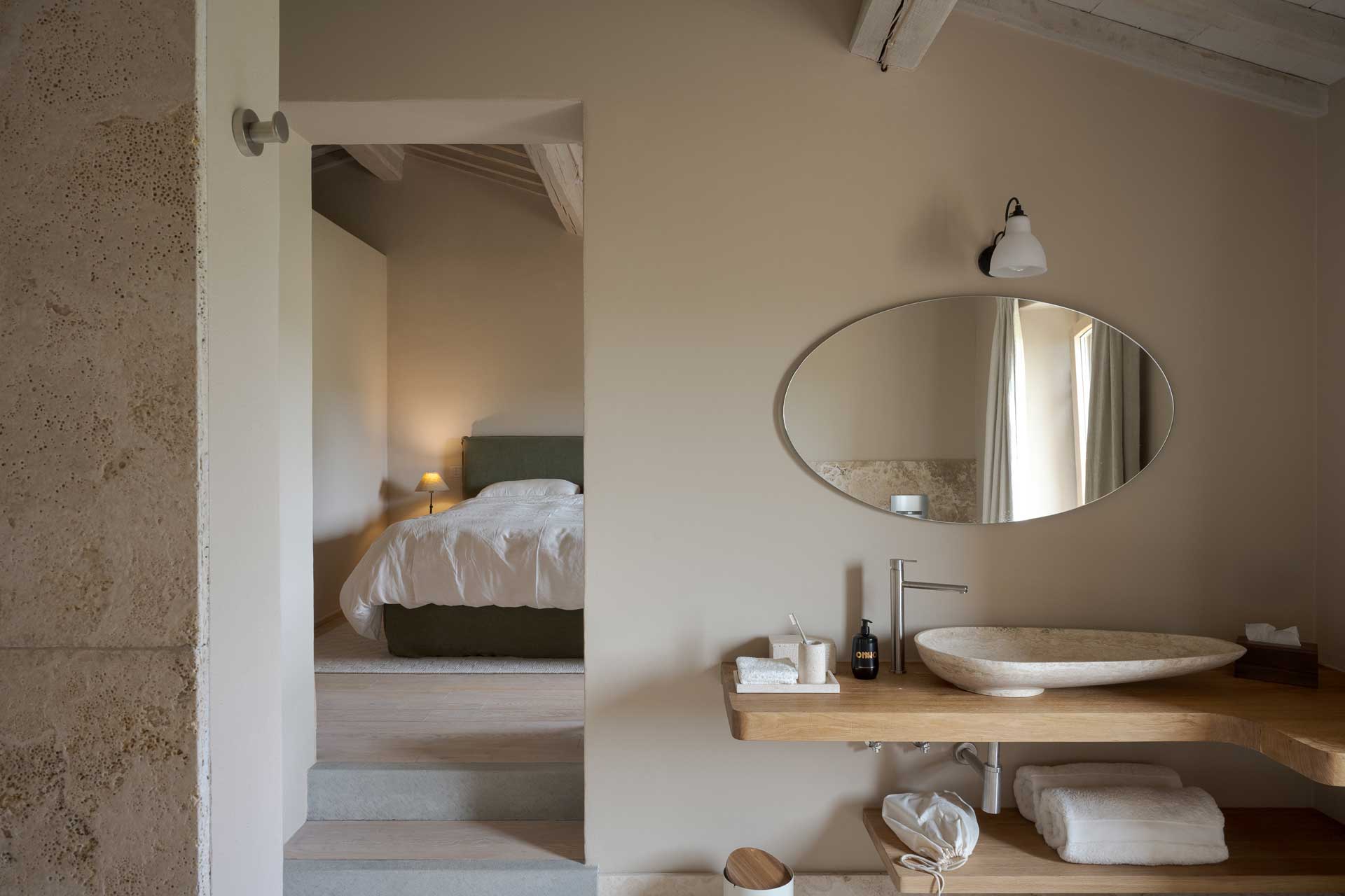 il-mandorlo-by-boutique_country-house_umbria-italy_interior-bedroom-space.jpg