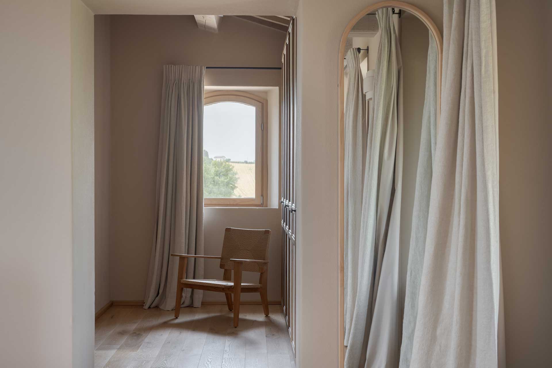 il-mandorlo-by-boutique_country-house_umbria-italy_interior-chair.jpg