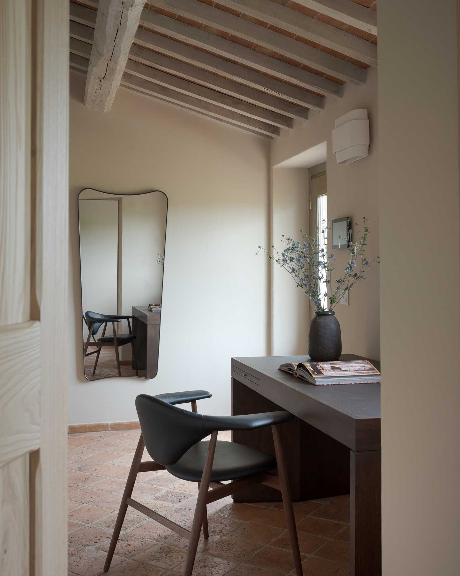 il-mandorlo-by-boutique_country-house_umbria-italy_interior-desk.jpg
