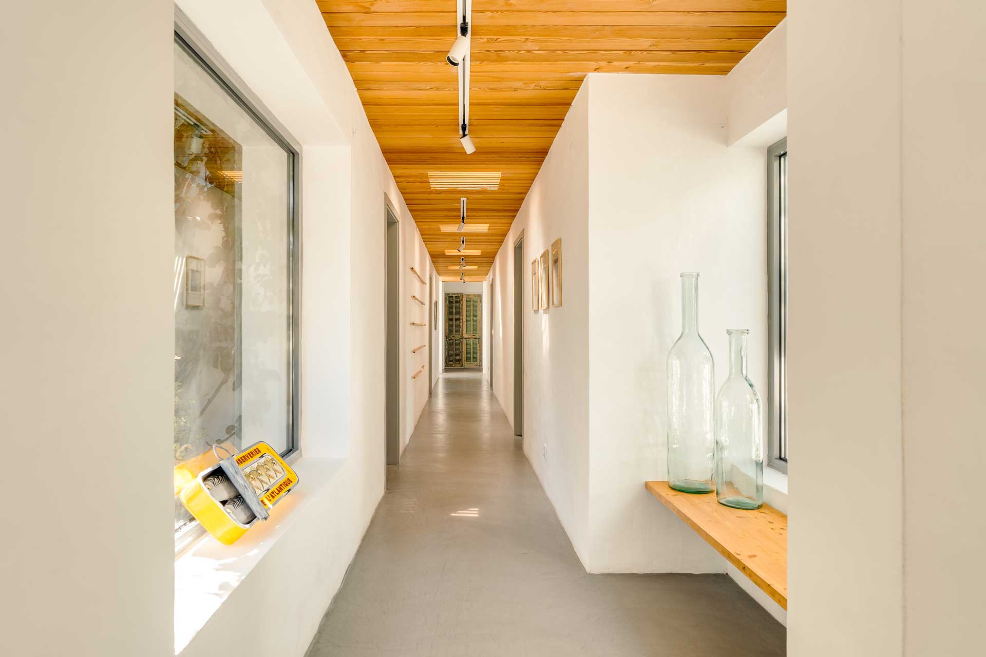 villa-ricefield_villa_comporta-portugal_interior-aisle-design.jpg