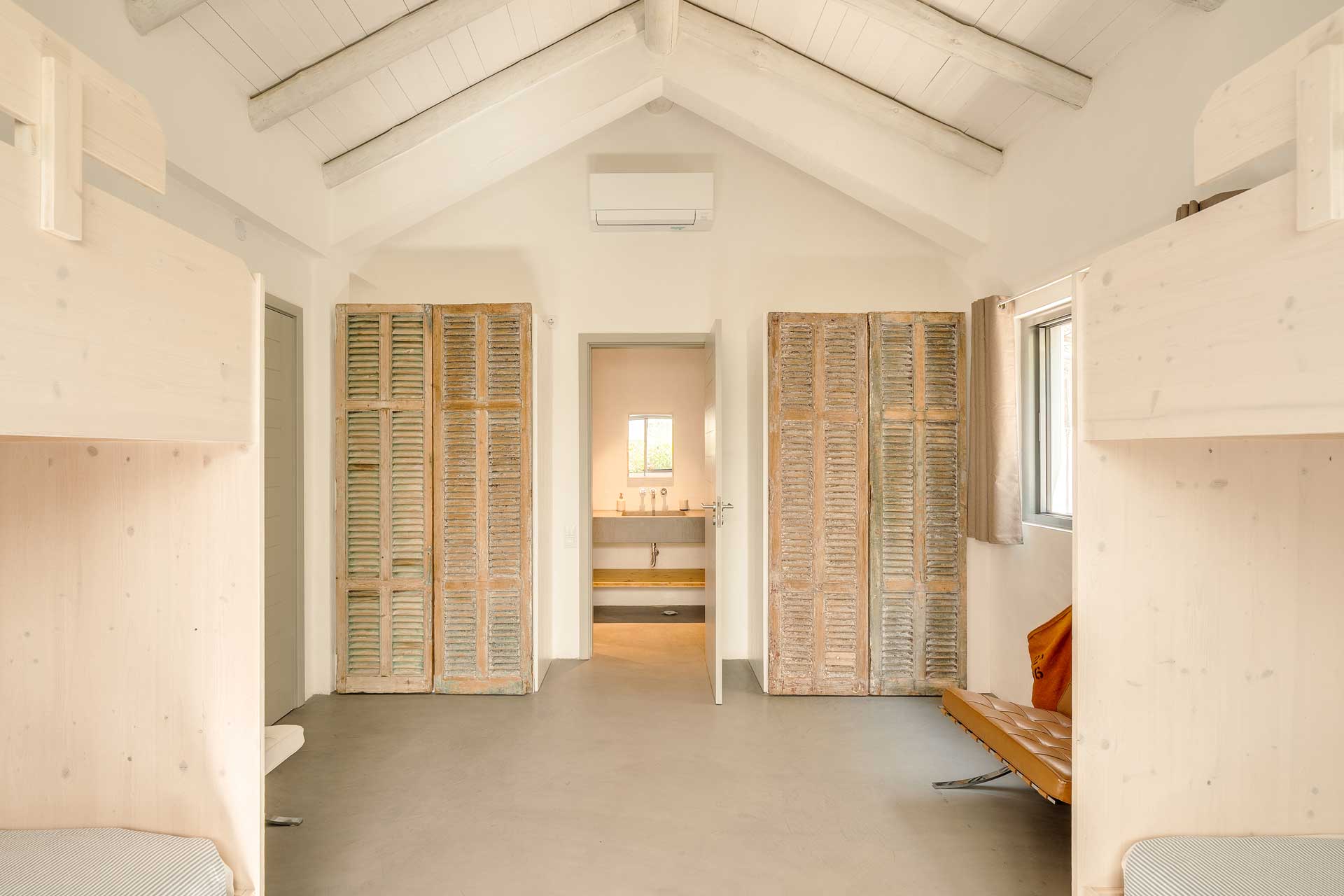 villa-ricefield_villa_comporta-portugal_interior-bunk-bedroom.jpg