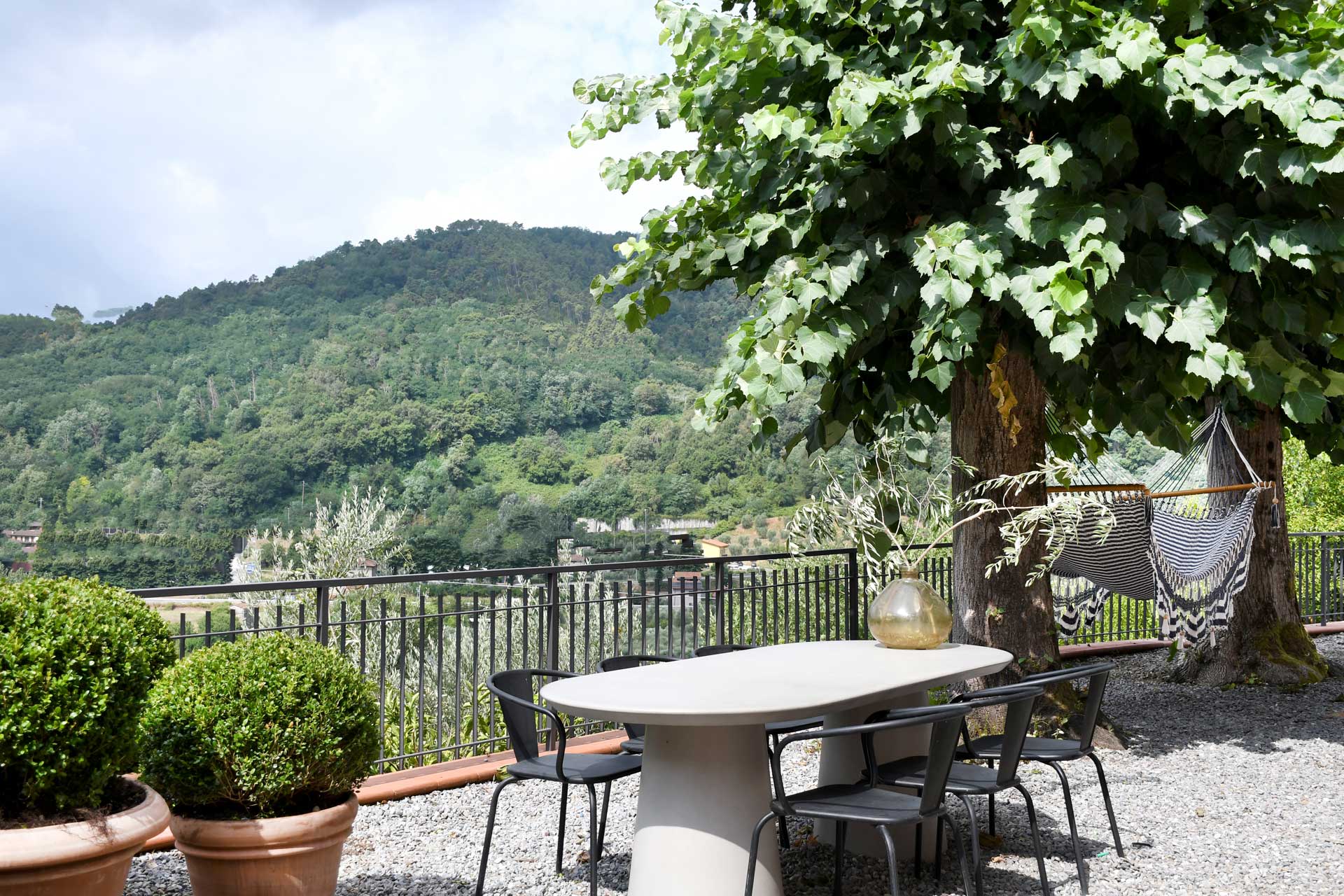 villa-mia_villa_toscana-lucca-italy_exterior-table-design.jpg