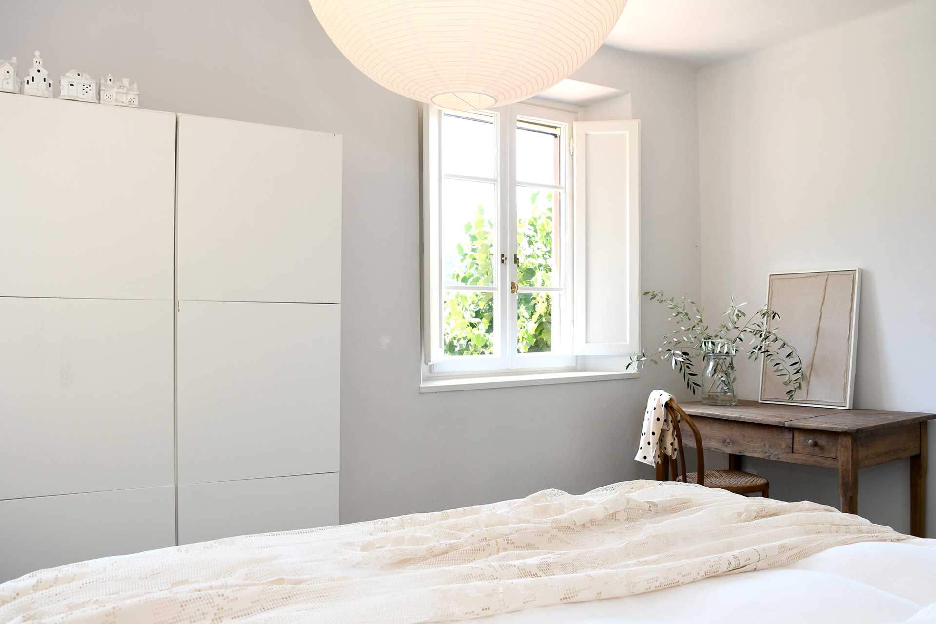 villa-mia_villa_toscana-lucca-italy_interior-bed.jpg