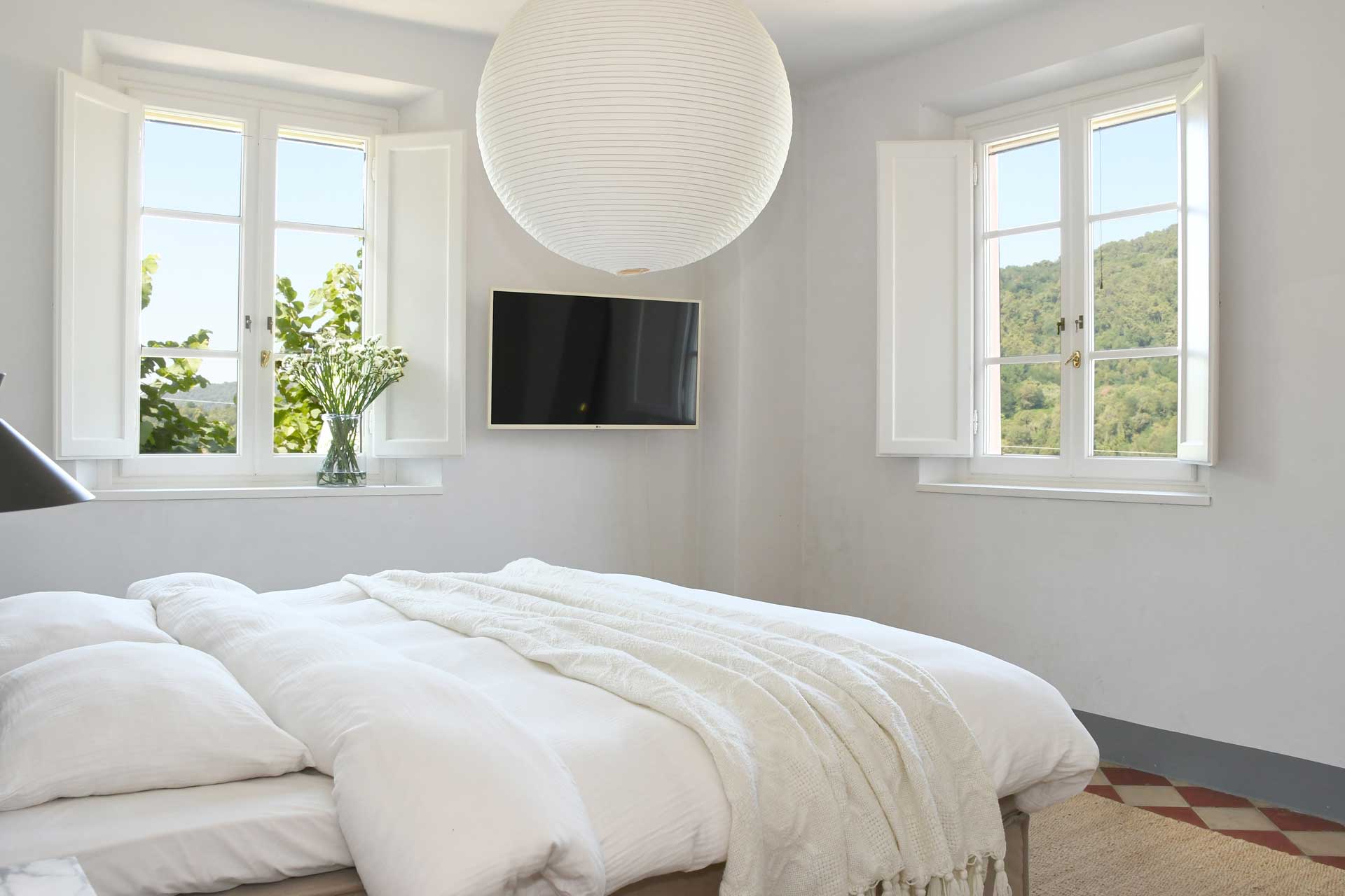 villa-mia_villa_toscana-lucca-italy_interior-bedroom-windows.jpg