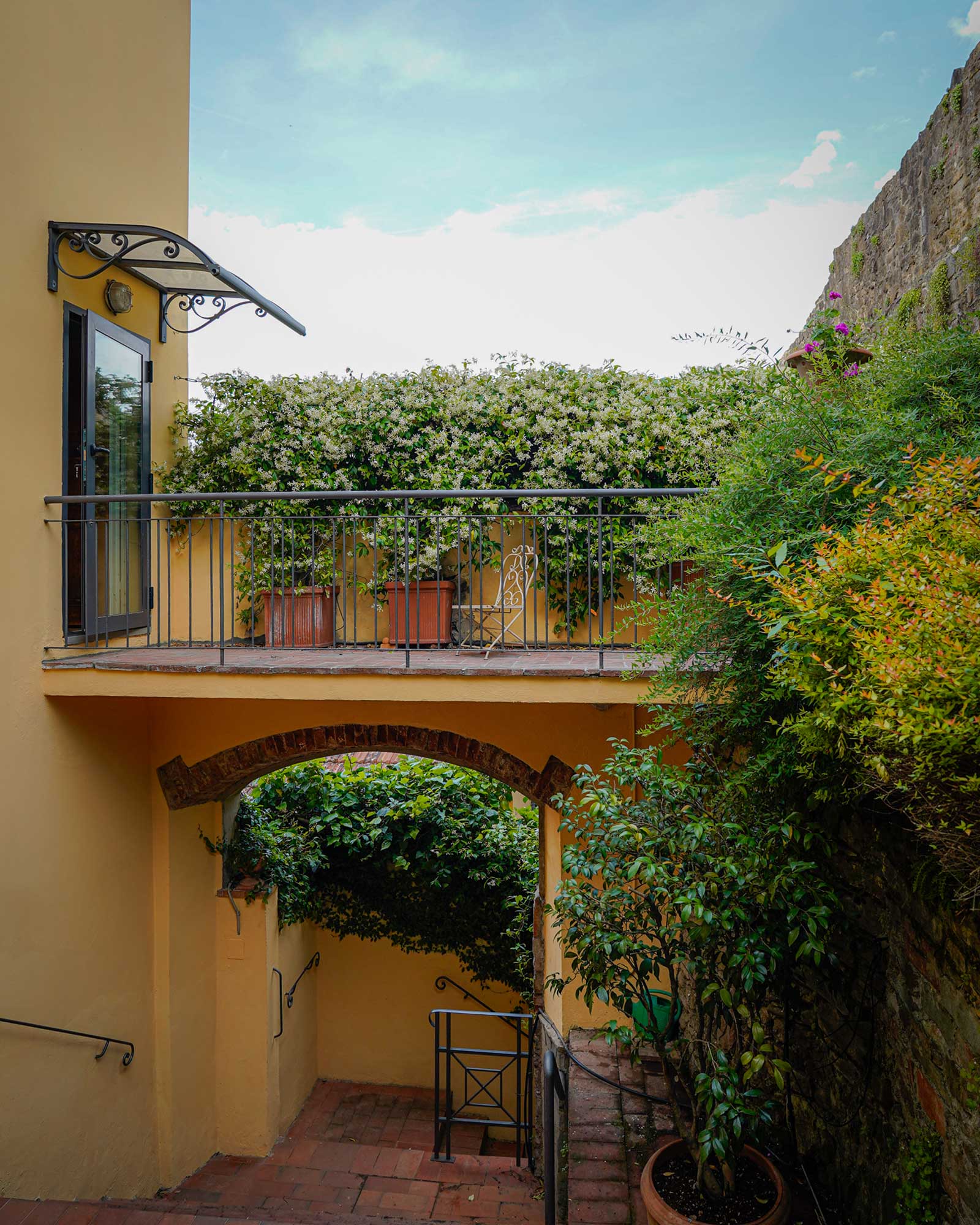 villa-angela_house_florence-tuscany-italy_exterior-design-terrace.jpg