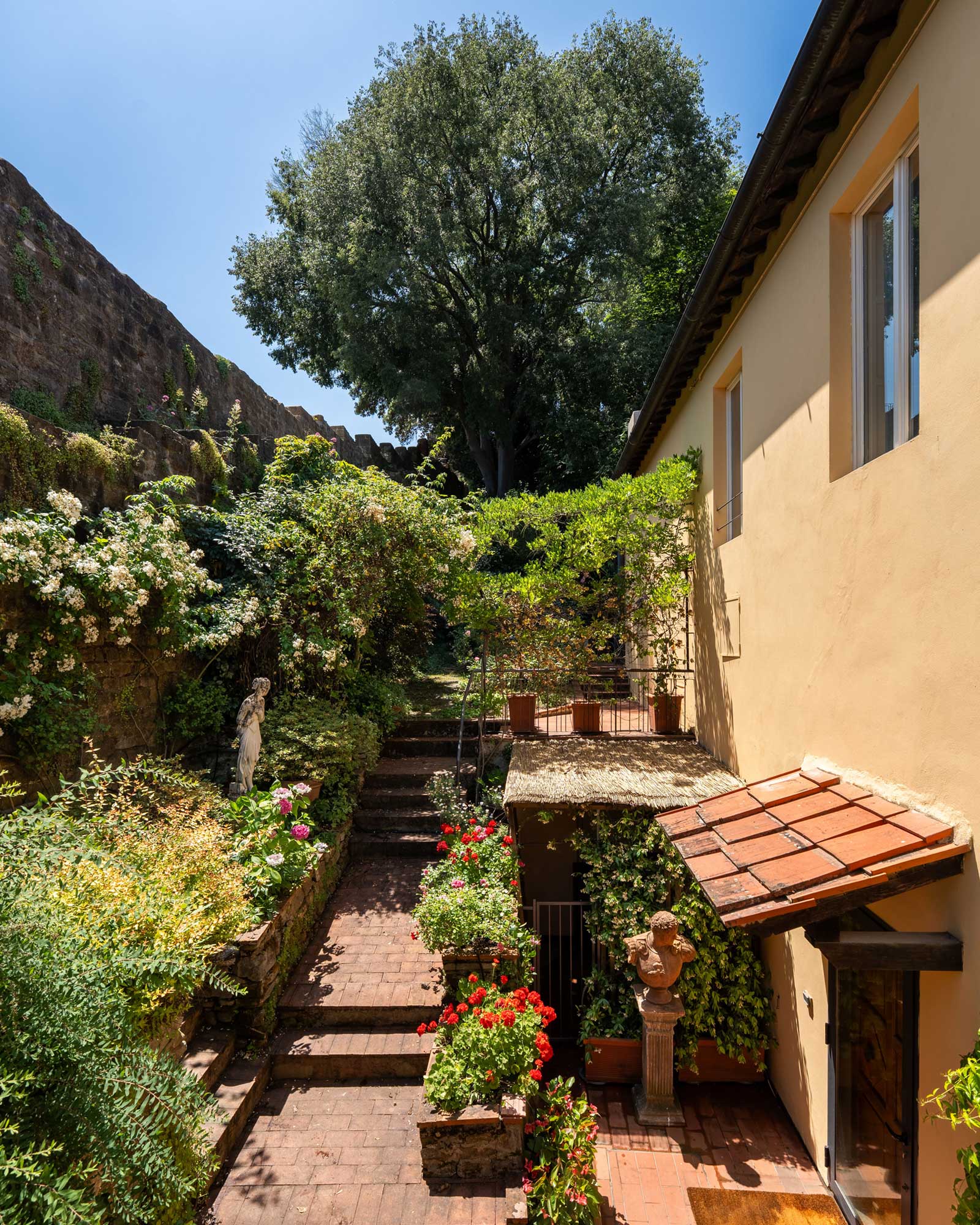 villa-angela_house_florence-tuscany-italy_exterior-design-tree.jpg