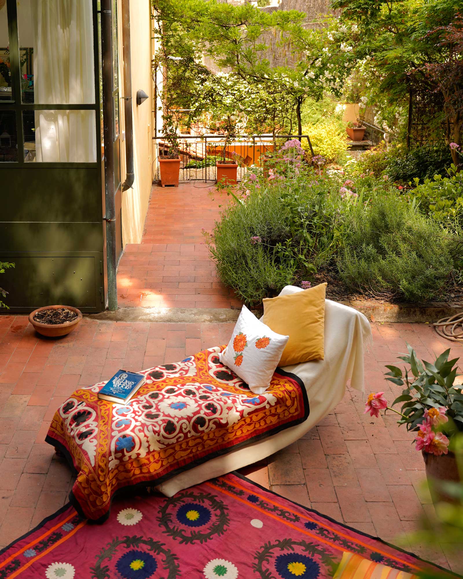 villa-angela_house_florence-tuscany-italy_exterior-seating.jpg