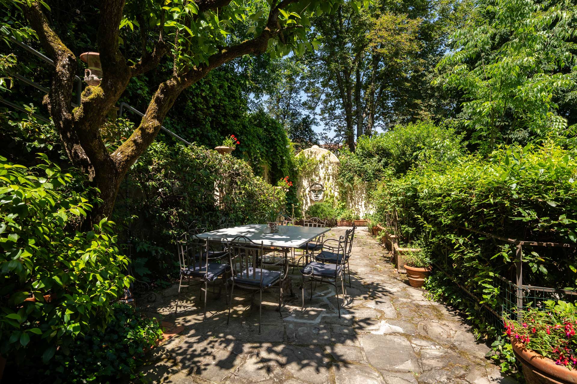 villa-angela_house_florence-tuscany-italy_exterior-terrace-table.jpg