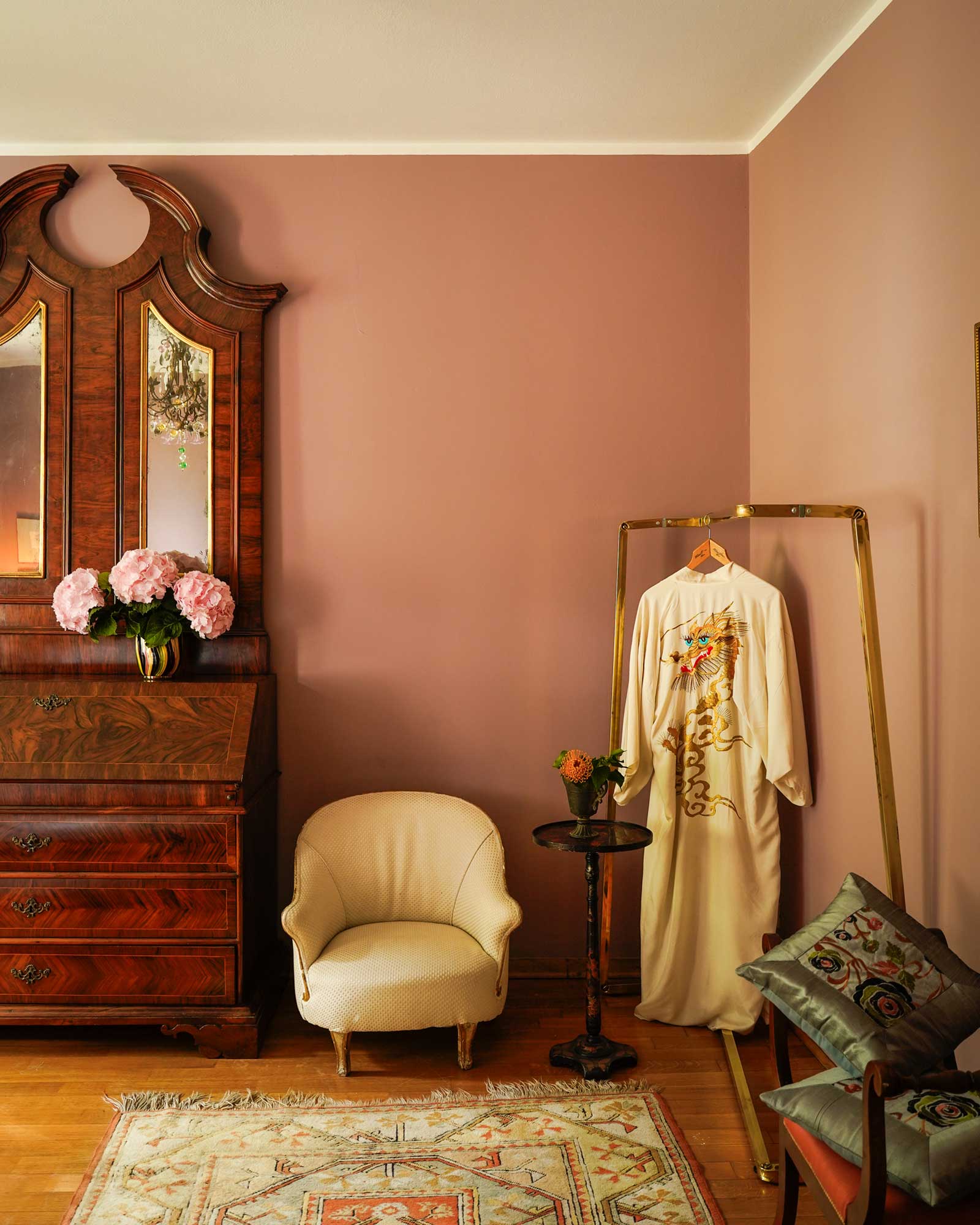villa-angela_house_florence-tuscany-italy_interior-bed-detail-design.jpg