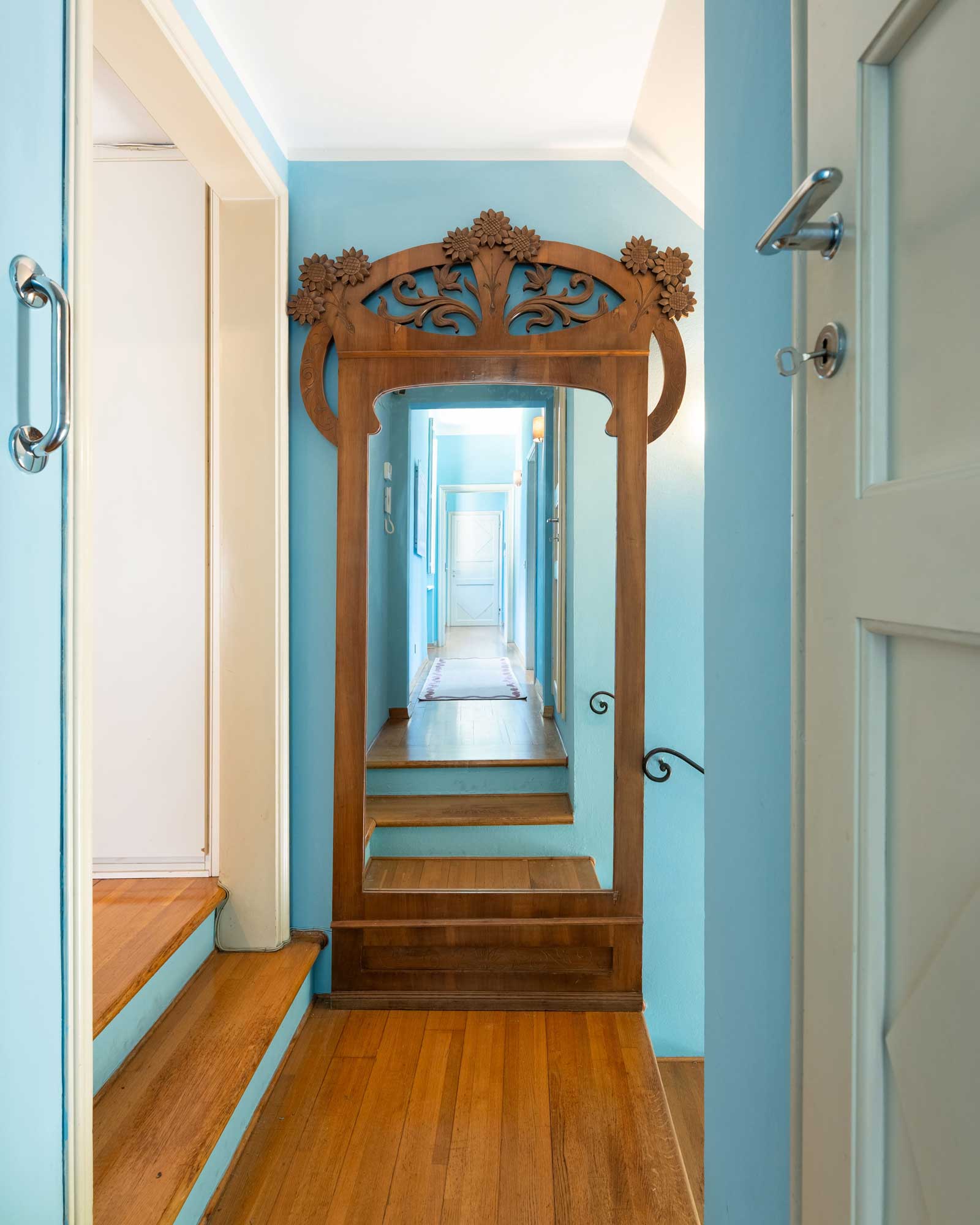 villa-angela_house_florence-tuscany-italy_interior-blue-bath-room.jpg
