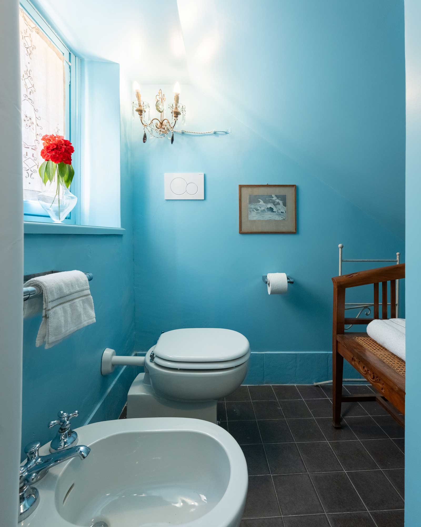 villa-angela_house_florence-tuscany-italy_interior-blue-bathroom.jpg