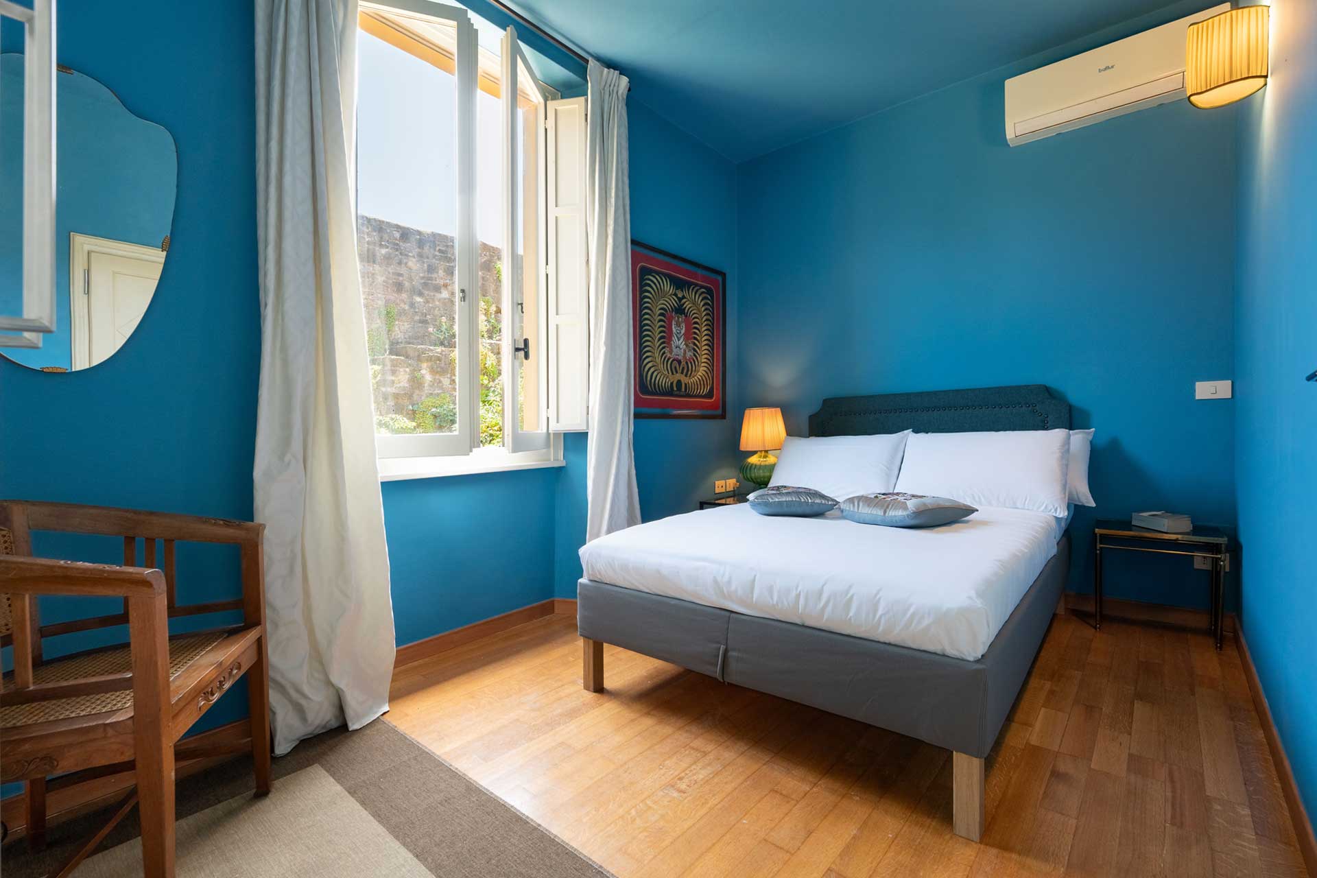 villa-angela_house_florence-tuscany-italy_interior-blue-bedroom.jpg