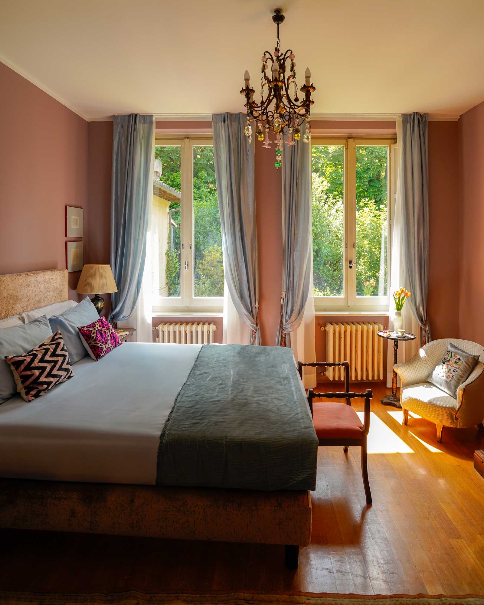 villa-angela_house_florence-tuscany-italy_interior-pink-bedroom.jpg