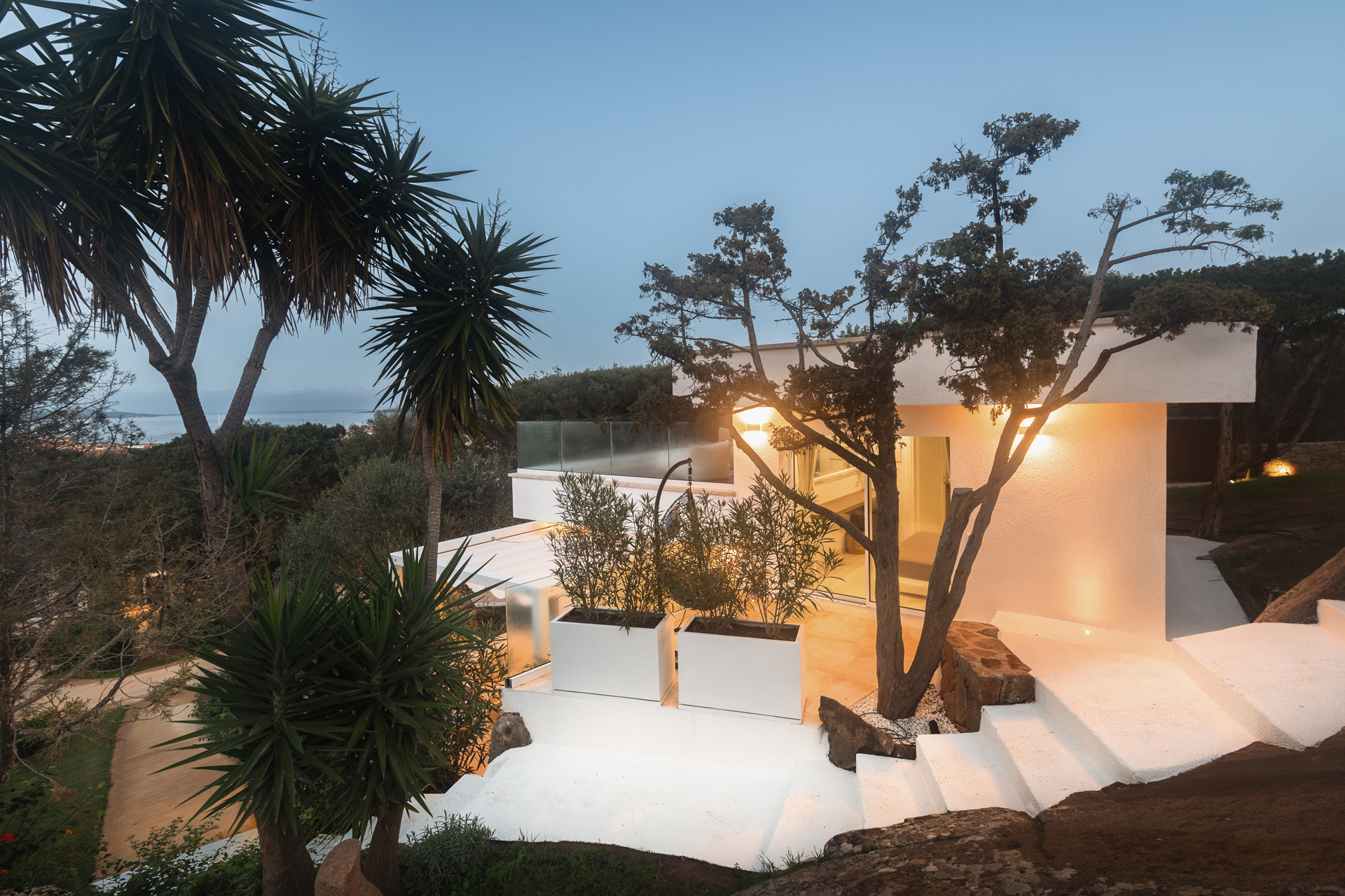 villa-bianca-porto-rotondo_estate_sardegna-italy_exterior-night-design.jpg