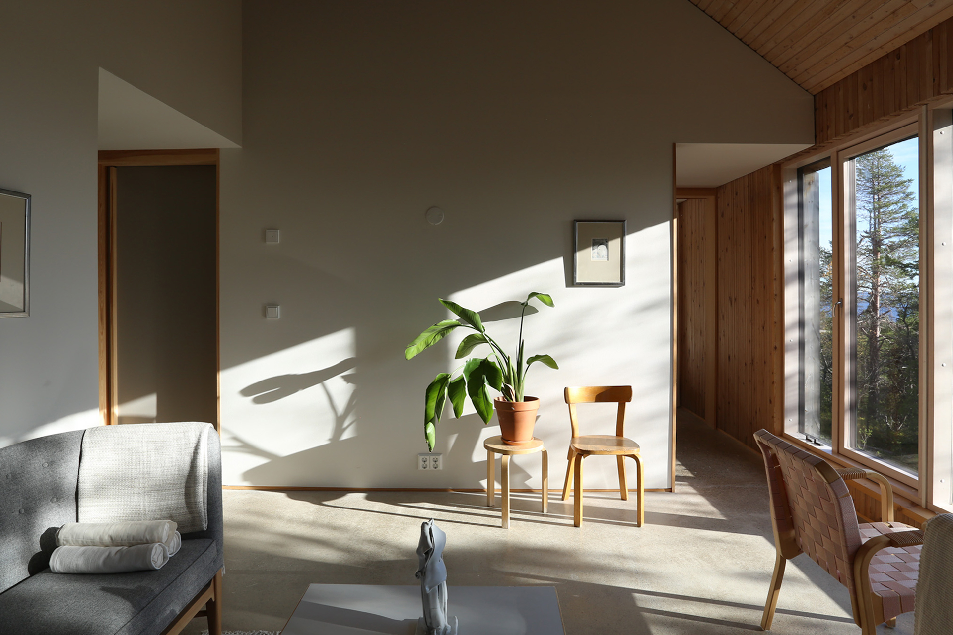 hansaram-artist-residency_house_posio-lapland-finland-interior-sunlight.jpg